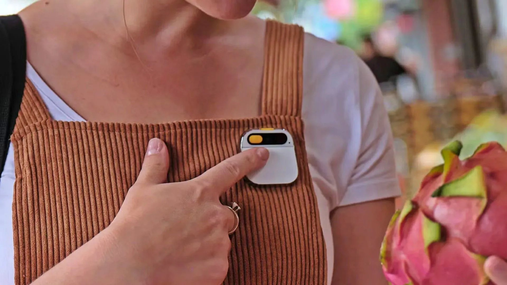 Một người phụ nữ đeo thiết bị Humane AI Pin, thể hiện công nghệ AI đeo được vừa bị đóng cửa.