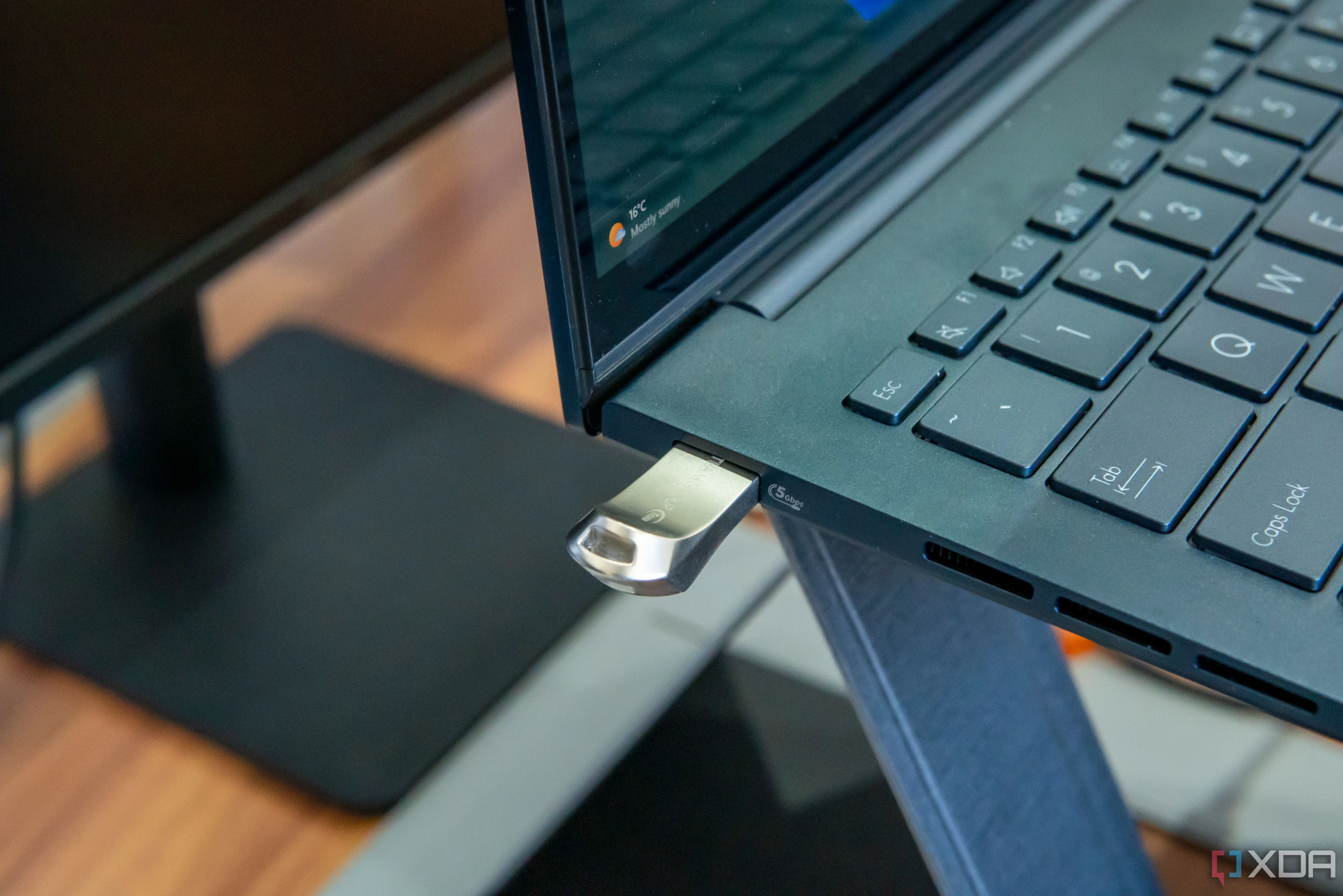 Một ổ đĩa flash được cắm vào laptop