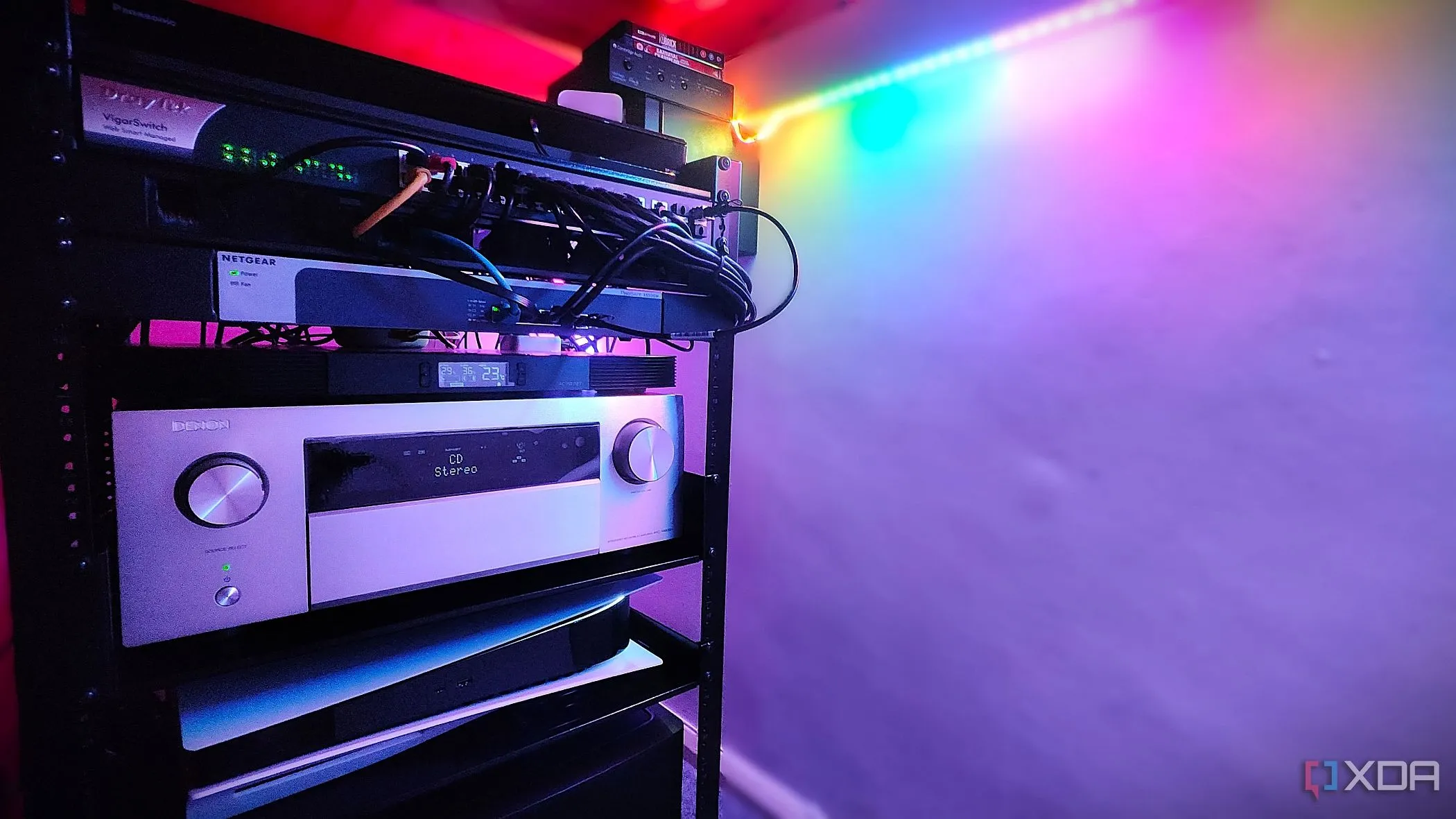 Một tủ rack âm thanh và video chứa Denon AVR, PS5 và nhiều switch mạng