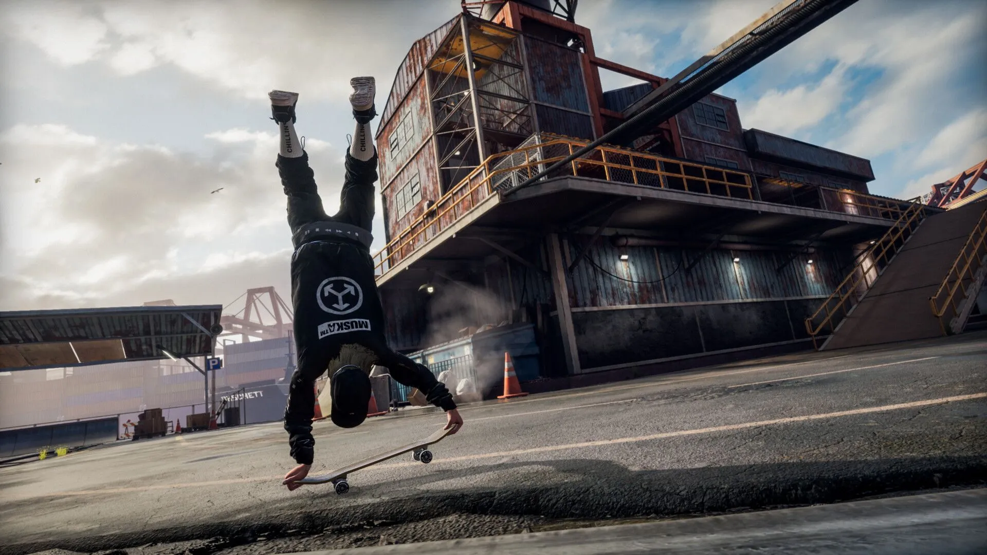 Một vận động viên thực hiện cú trồng cây chuối trên ván trượt trong Tony Hawk's Pro Skater 3 + 4, minh họa các động tác độc đáo.