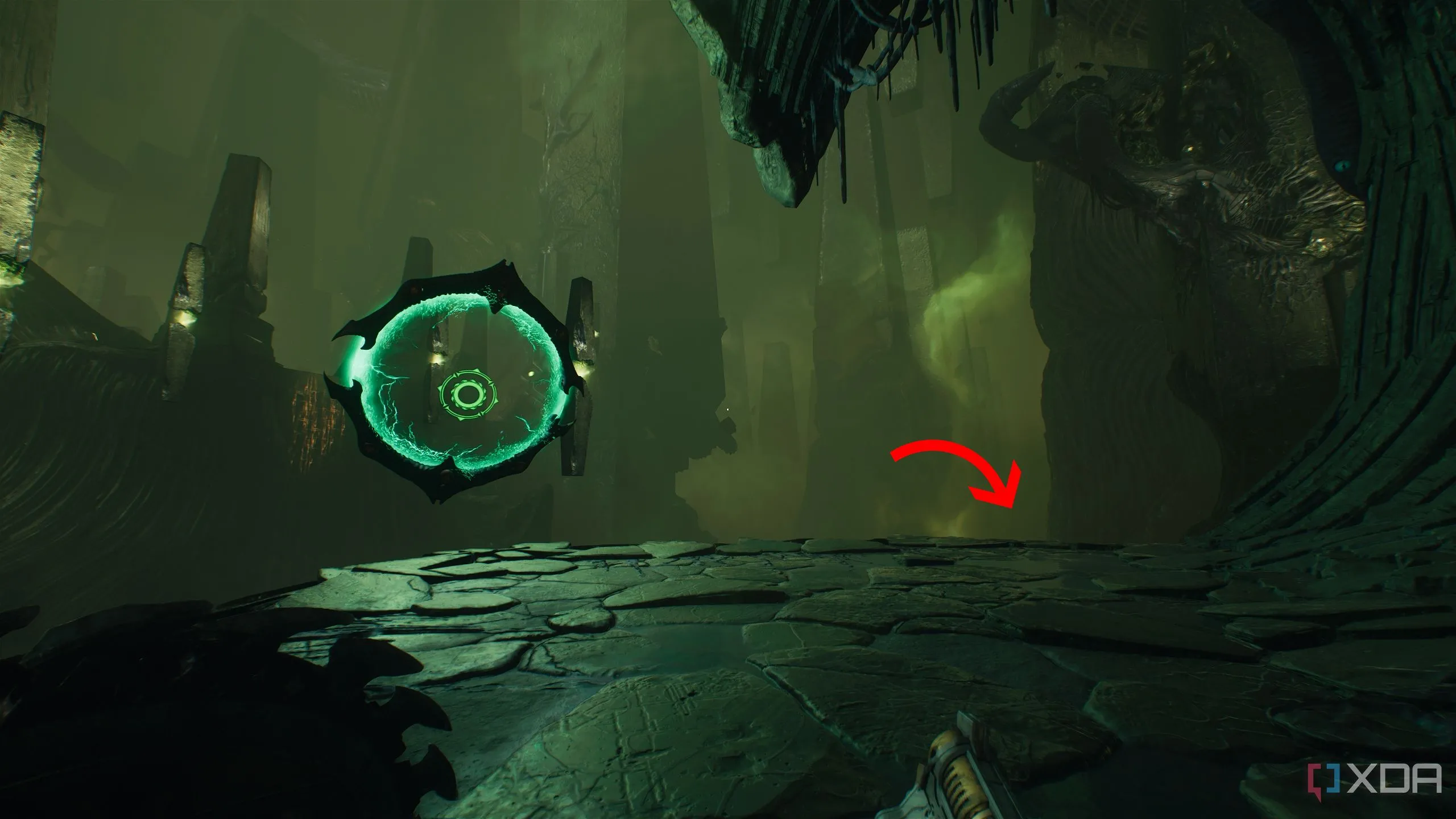 Mũi tên chỉ xuống bên phải gần cổng Shield Portal trước khi bay qua khoảng trống lớn trong Chapter 15 Doom: The Dark Ages.