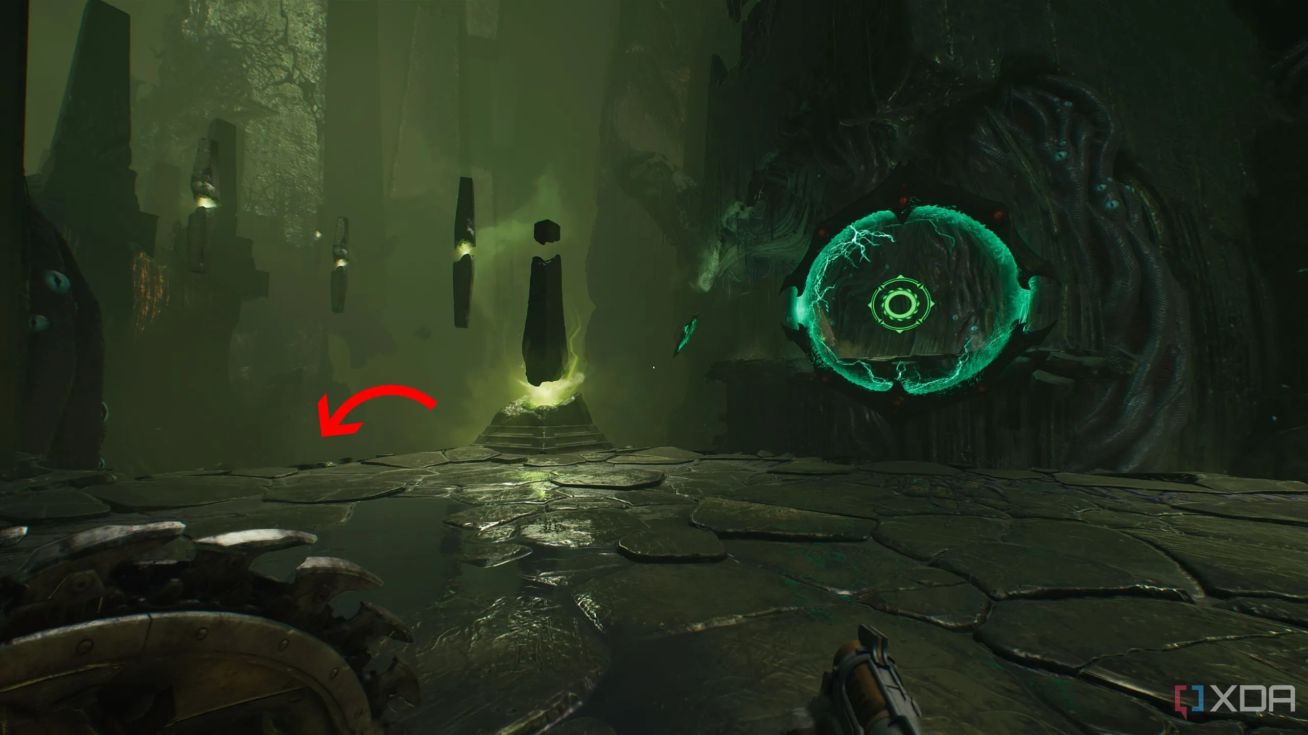 Mũi tên chỉ xuống bên trái gần cổng Shield Portal dẫn đến Khu vực bí mật 3 trong Chapter 15 Doom: The Dark Ages.