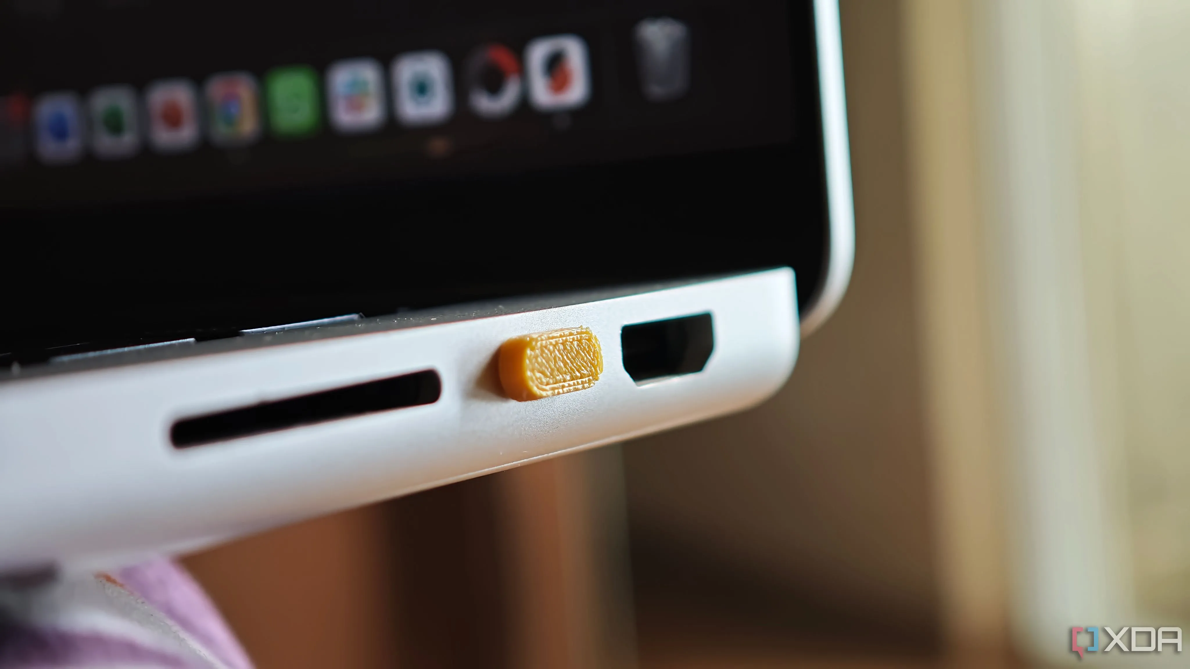 Nắp che cổng USB-C in 3D bảo vệ laptop khỏi bụi bẩn
