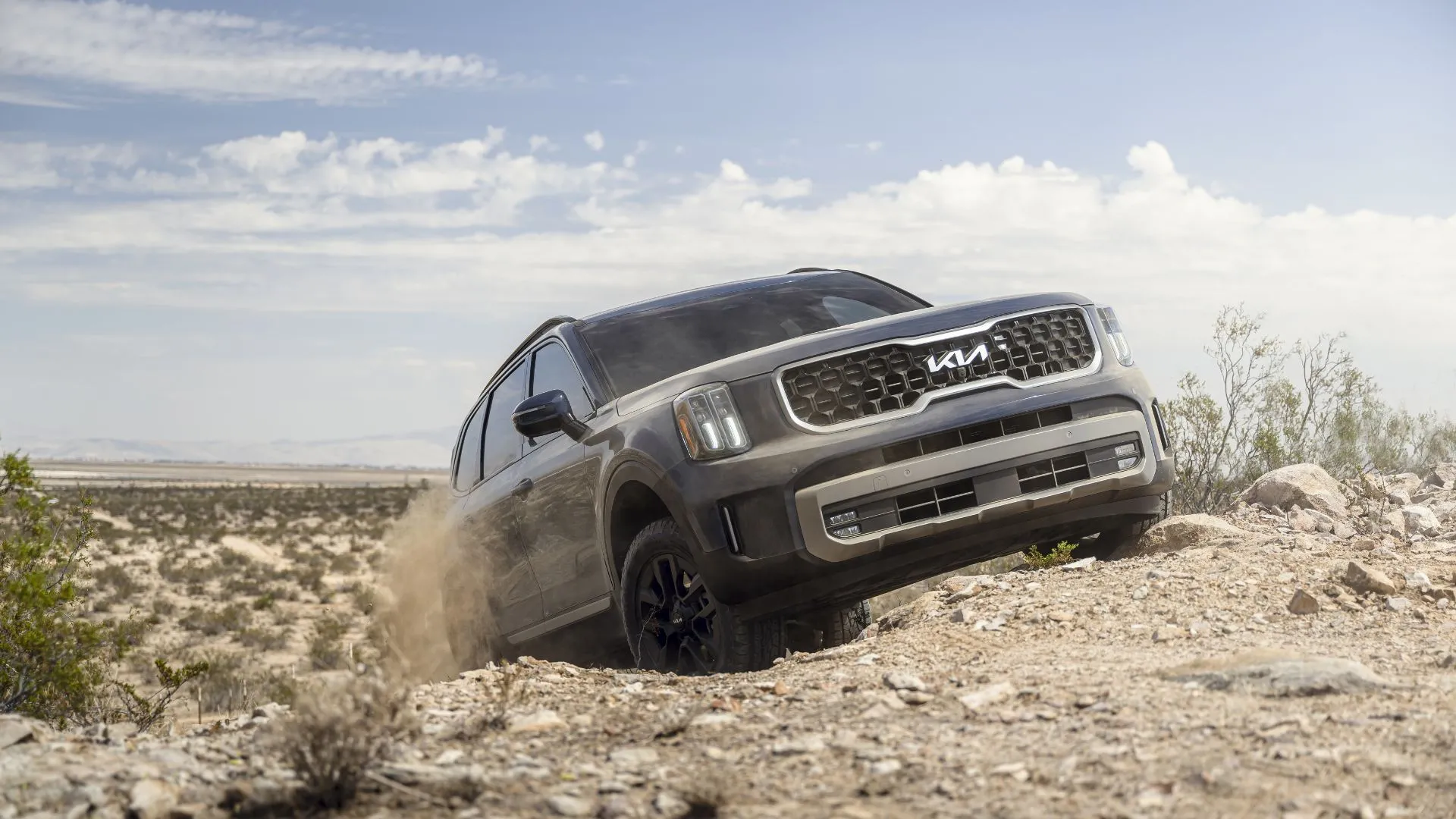 Ngoại thất Kia Telluride 2023 màu xanh đang off-road tại sa mạc