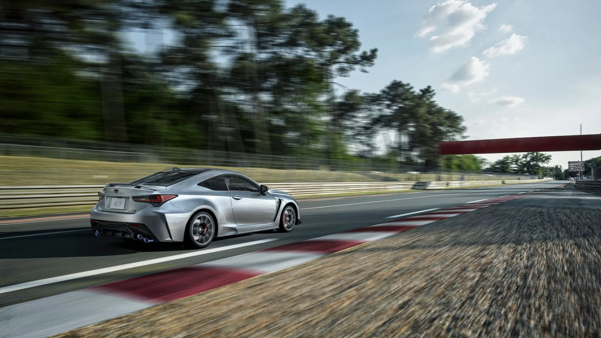 Ngoại thất phía sau bên phải của Lexus RC F Final Edition 2025 màu bạc trên đường đua