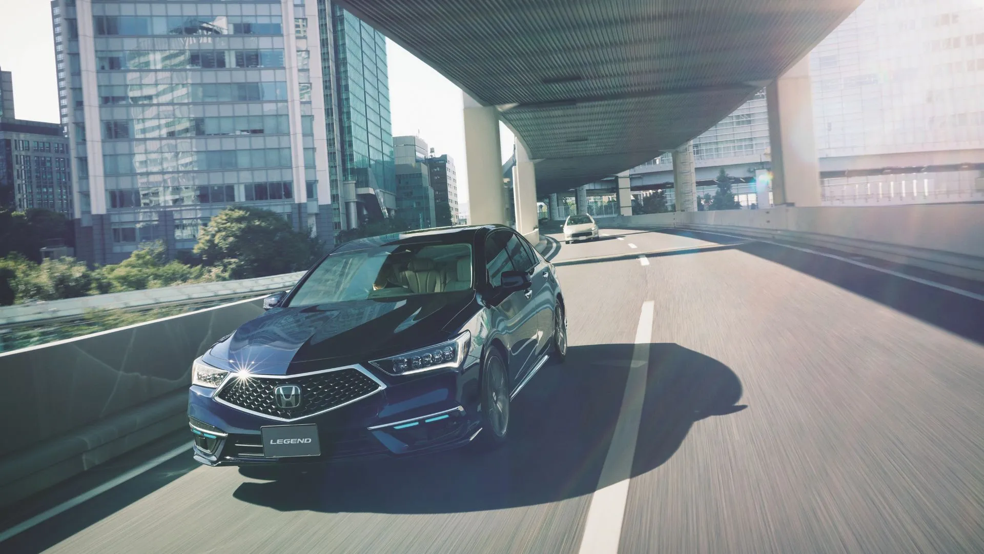 Ngoại thất phía trước bên phải của Honda Legend 2021 màu xanh lam đang lái dưới cầu trong thành phố