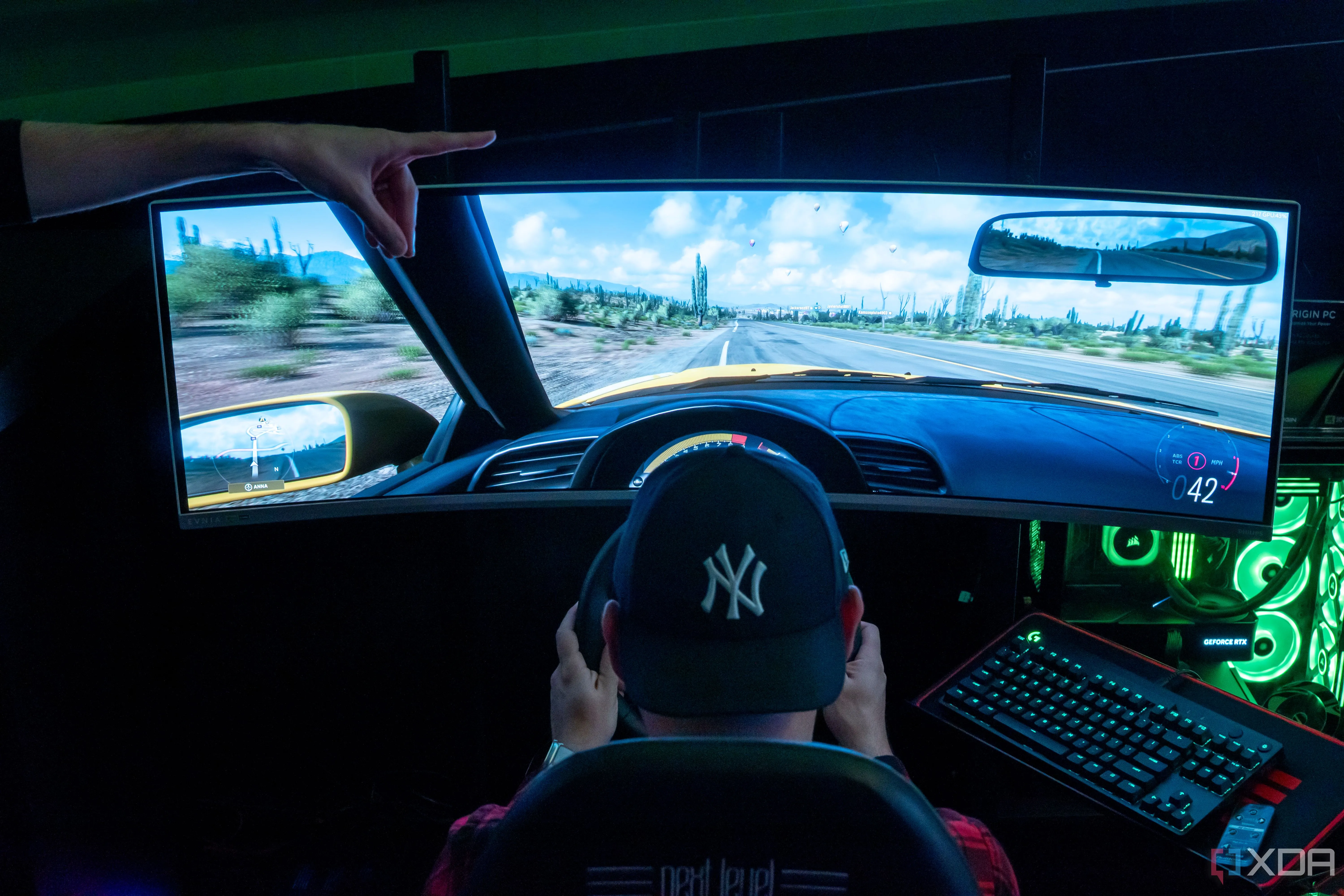 Người chơi tận hưởng game đua xe trên màn hình lớn, với độ sáng và độ tương phản tối ưu cho trải nghiệm HDR ấn tượng.