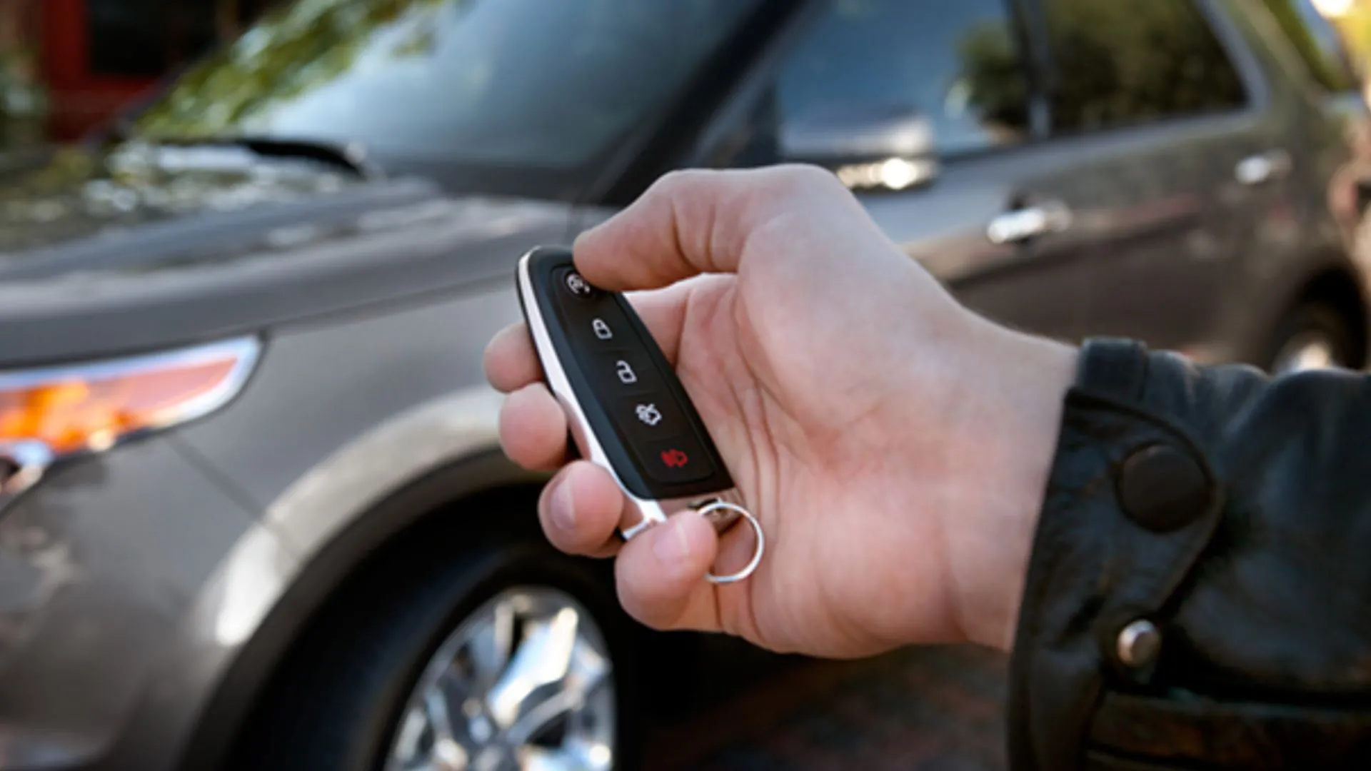 Người đàn ông đang sử dụng điện thoại để khởi động xe Ford từ xa