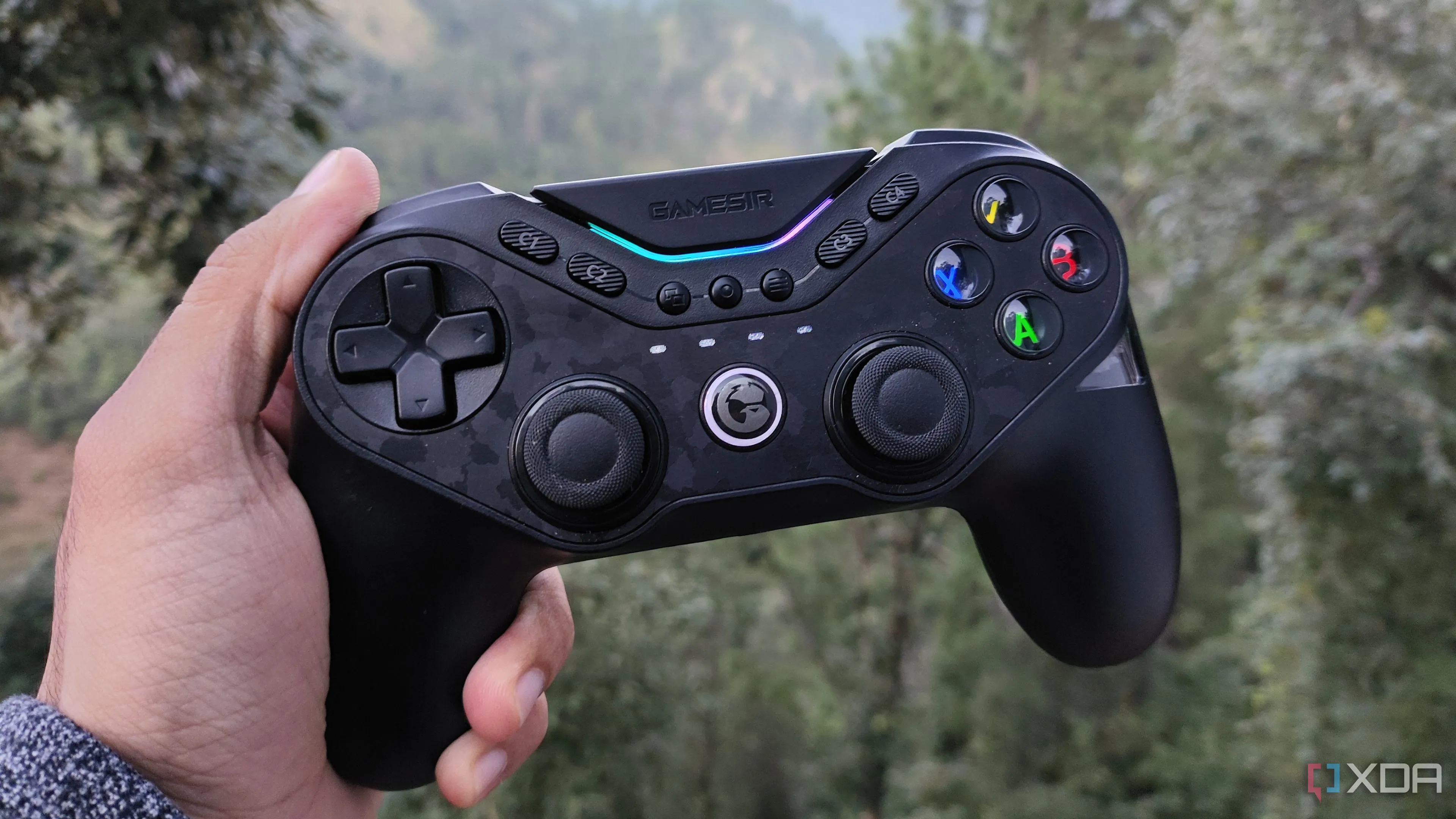 Người dùng cầm bộ điều khiển chơi game GameSir Tarantula Pro