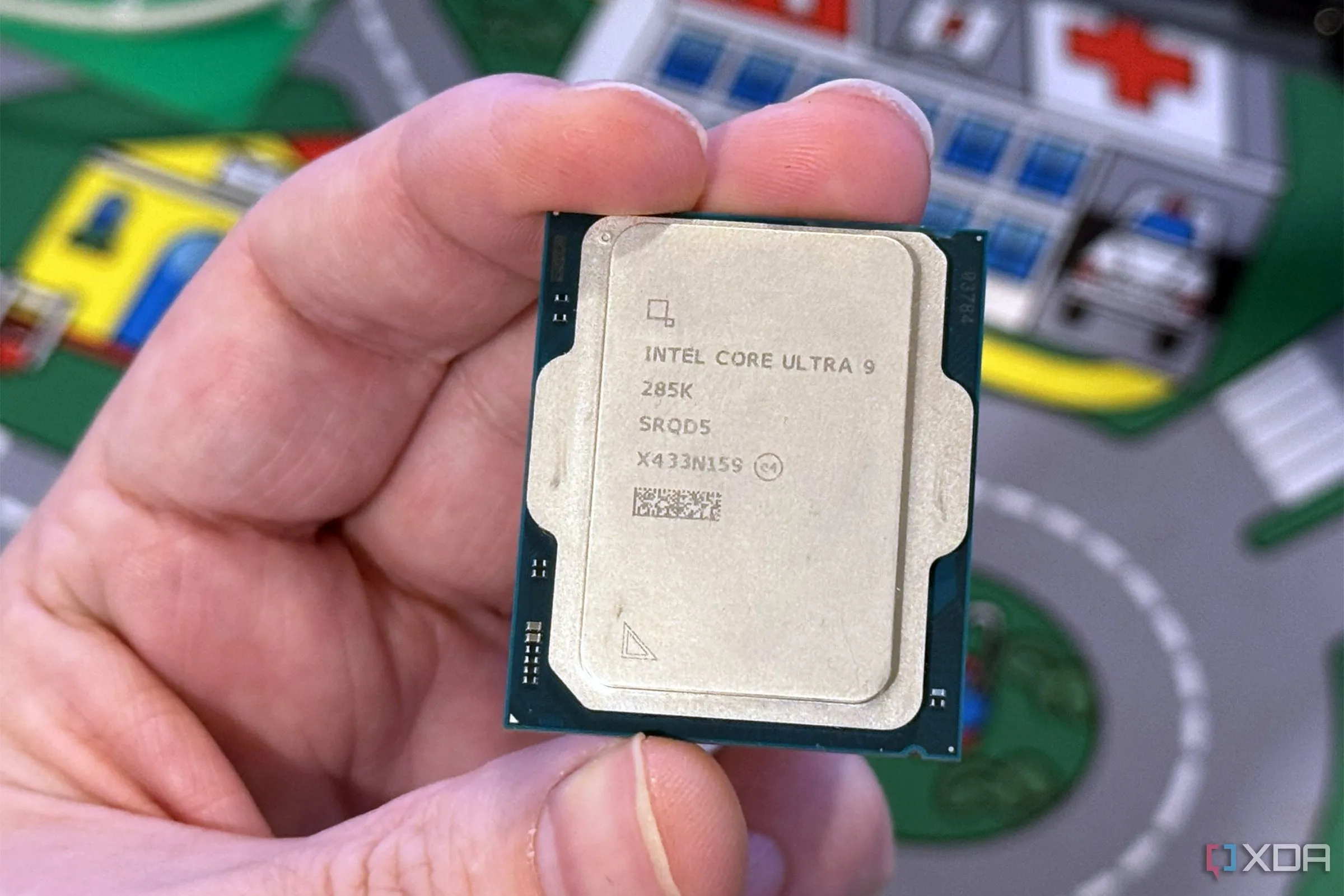Người dùng cầm chip Intel Core Ultra 9 285K trên tay, thể hiện kích thước và thiết kế của CPU