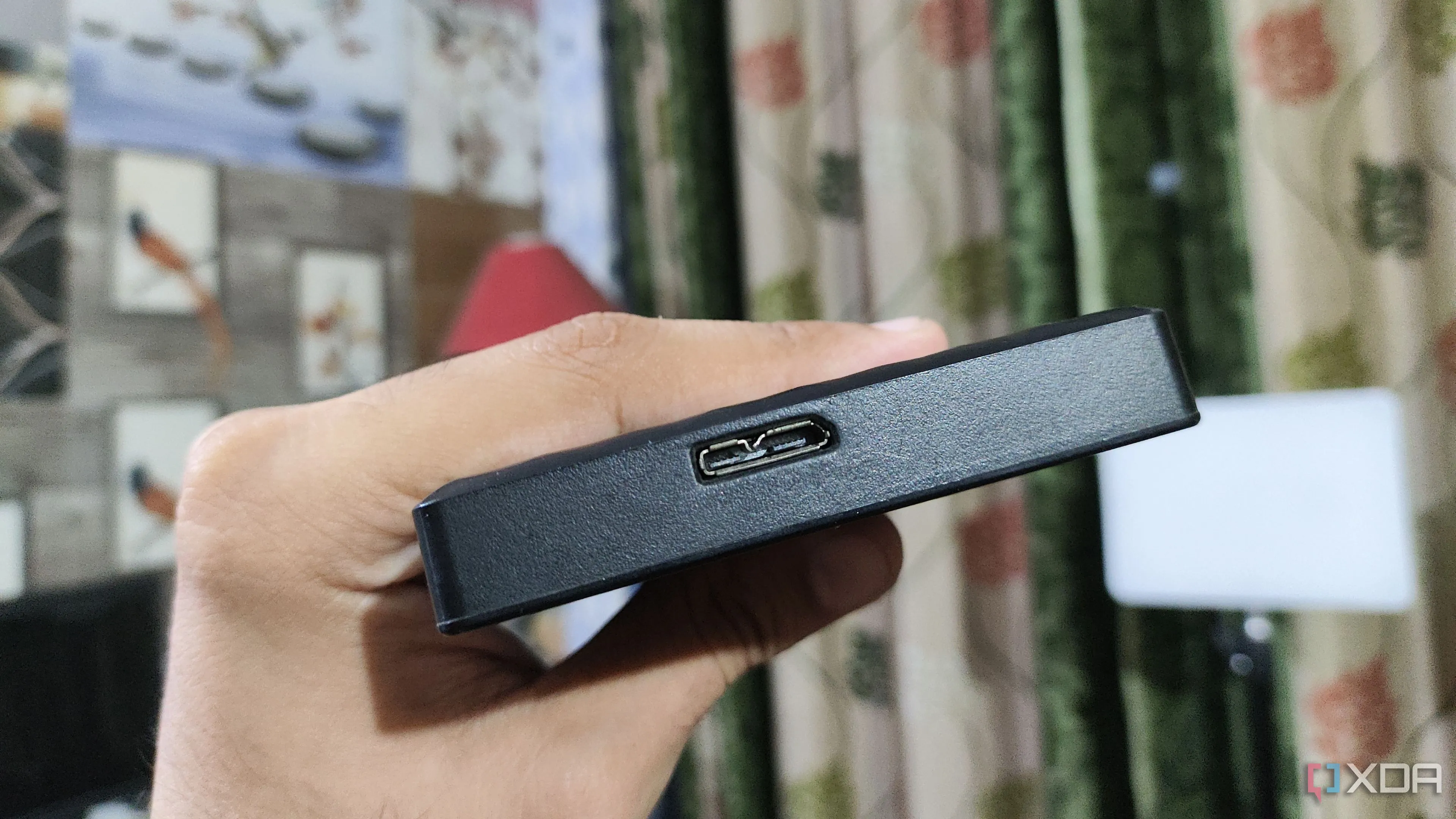 Người dùng cầm ổ cứng HDD di động, cảnh báo nguy cơ rơi vỡ và hỏng hóc vật lý
