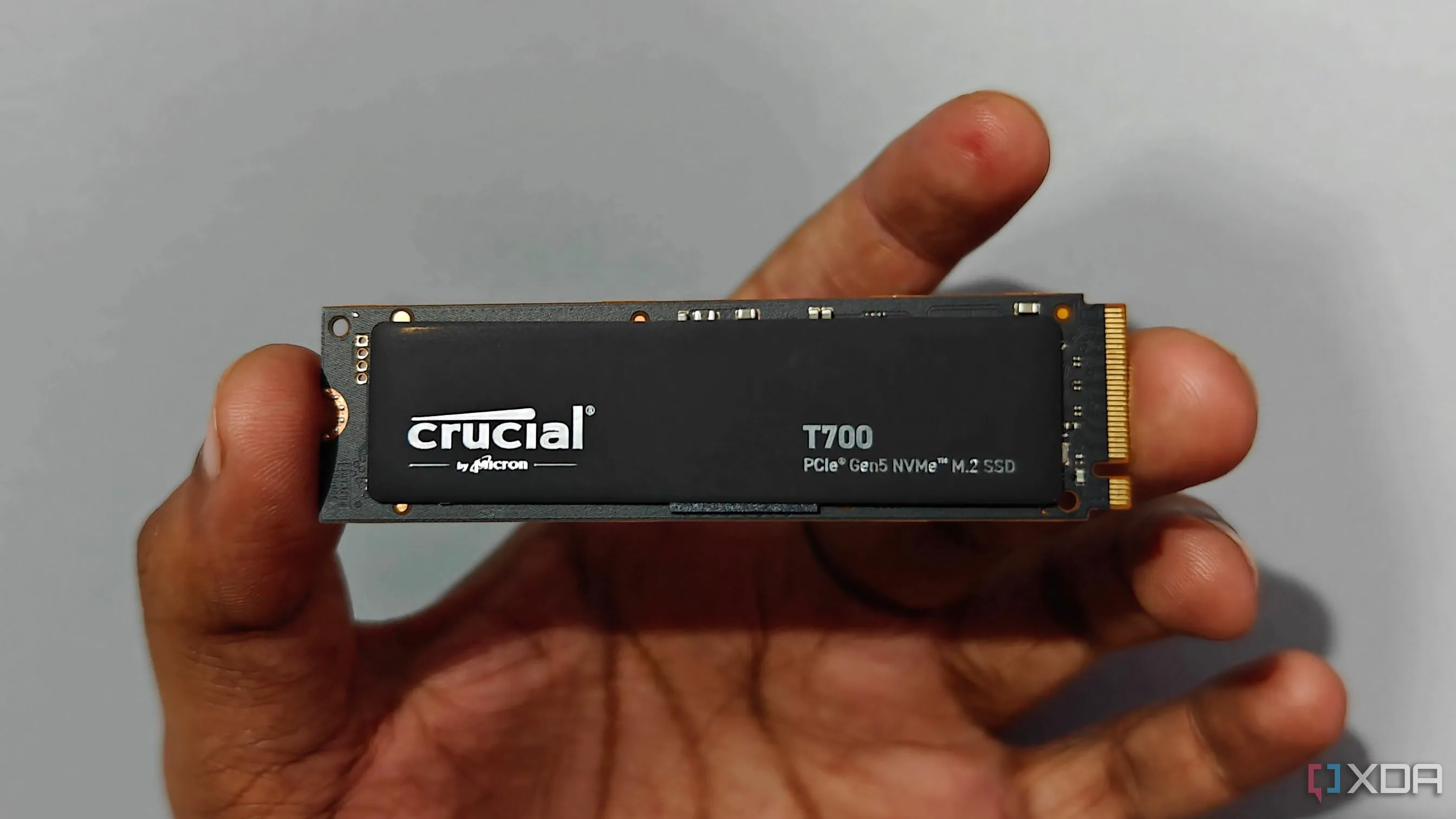 Người dùng cầm SSD Crucial T700 trên tay, minh họa cho việc so sánh giá trị SSD Gen5