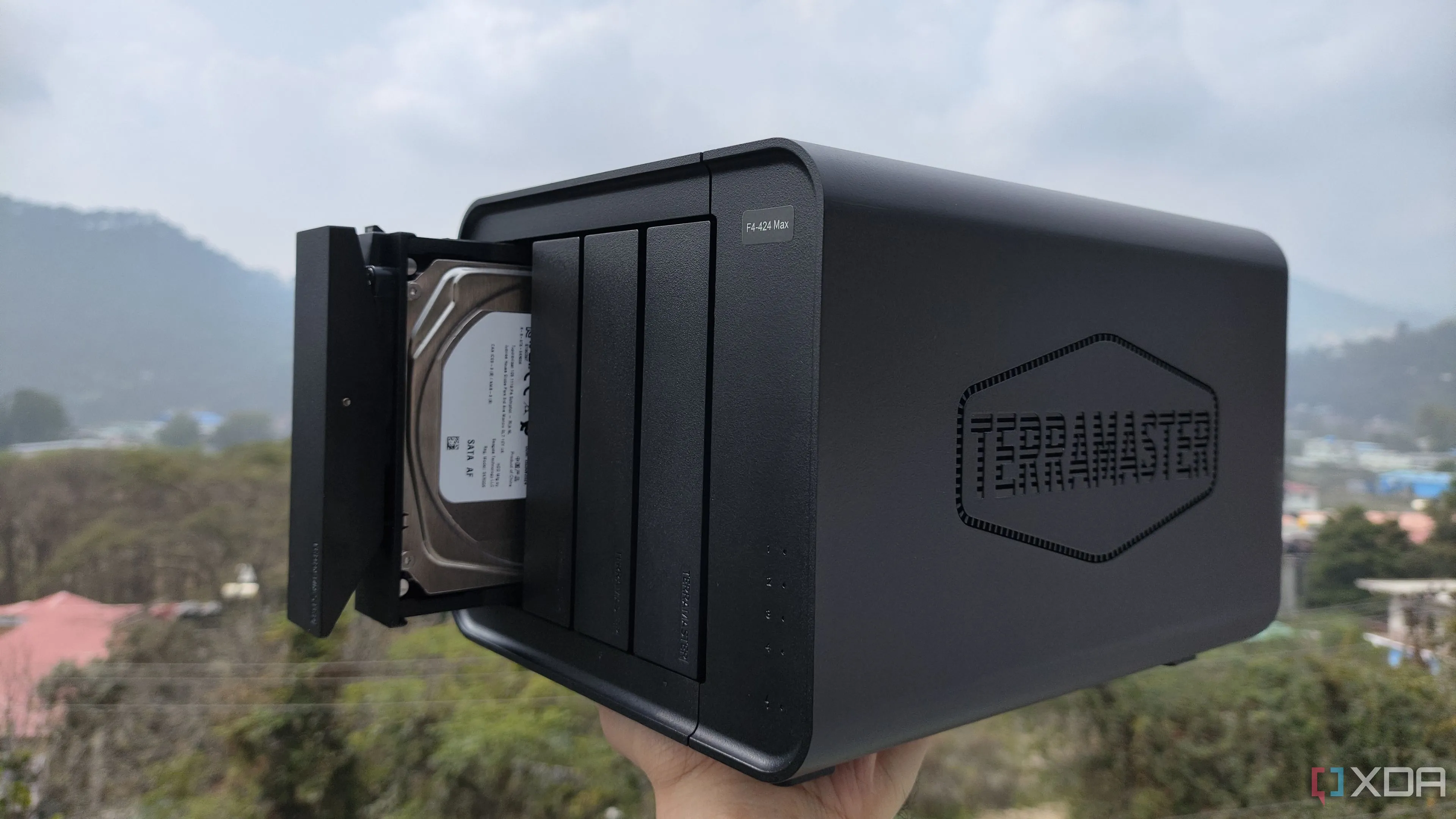 Người dùng cầm thiết bị NAS TerraMaster F4-424 Max, thể hiện khả năng lưu trữ lớn và tùy biến