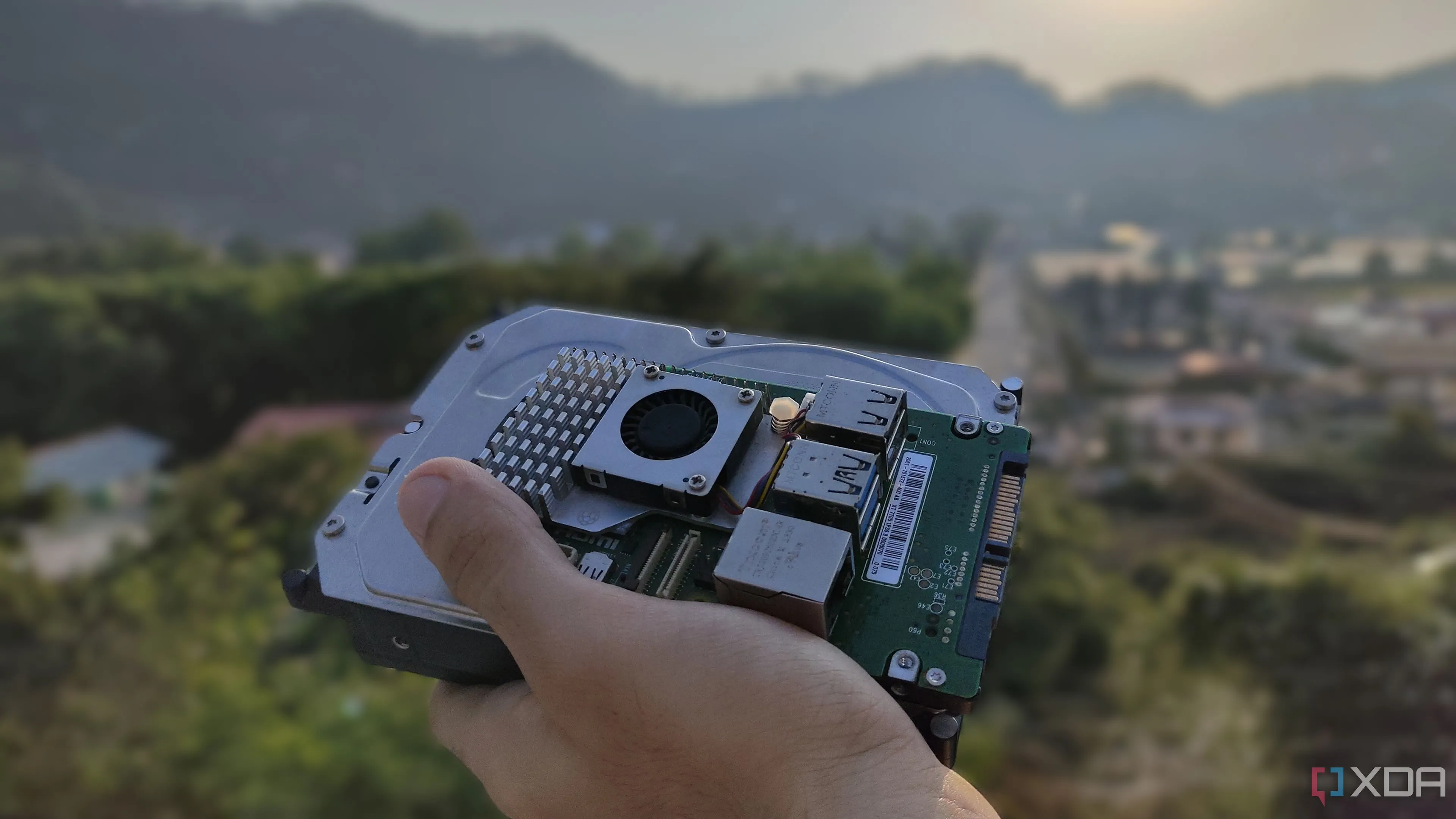 Người dùng đang cầm Raspberry Pi cùng nhiều ổ đĩa lưu trữ, thể hiện khả năng tạo hệ thống lưu trữ đám mây cá nhân hoặc sao lưu dữ liệu tự động với Raspberry Pi.