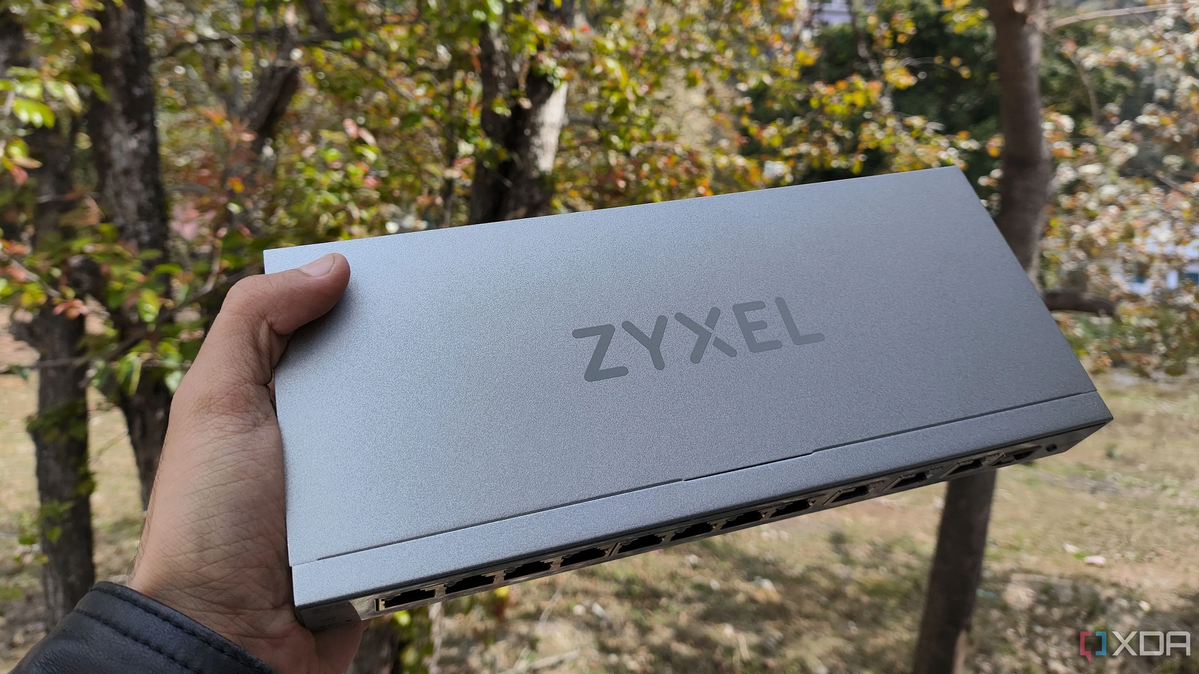 Người dùng đang cầm switch mạng Zyxel 10GbE, thiết bị chủ chốt trong việc nâng cấp hệ thống mạng