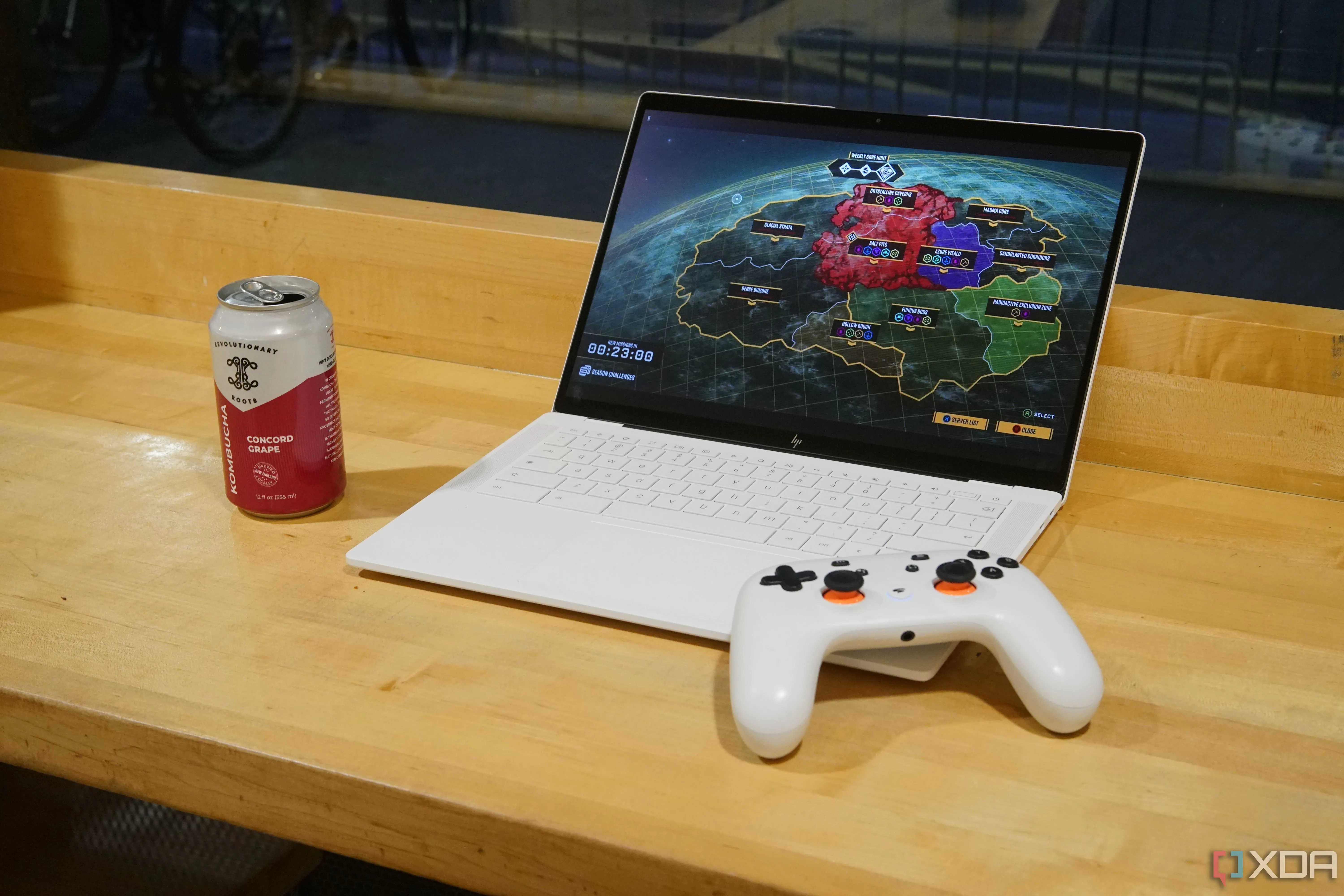 Người dùng đang chơi game Deep Rock Galactic trên một chiếc Chromebook, thể hiện khả năng giải trí dù có VPN.