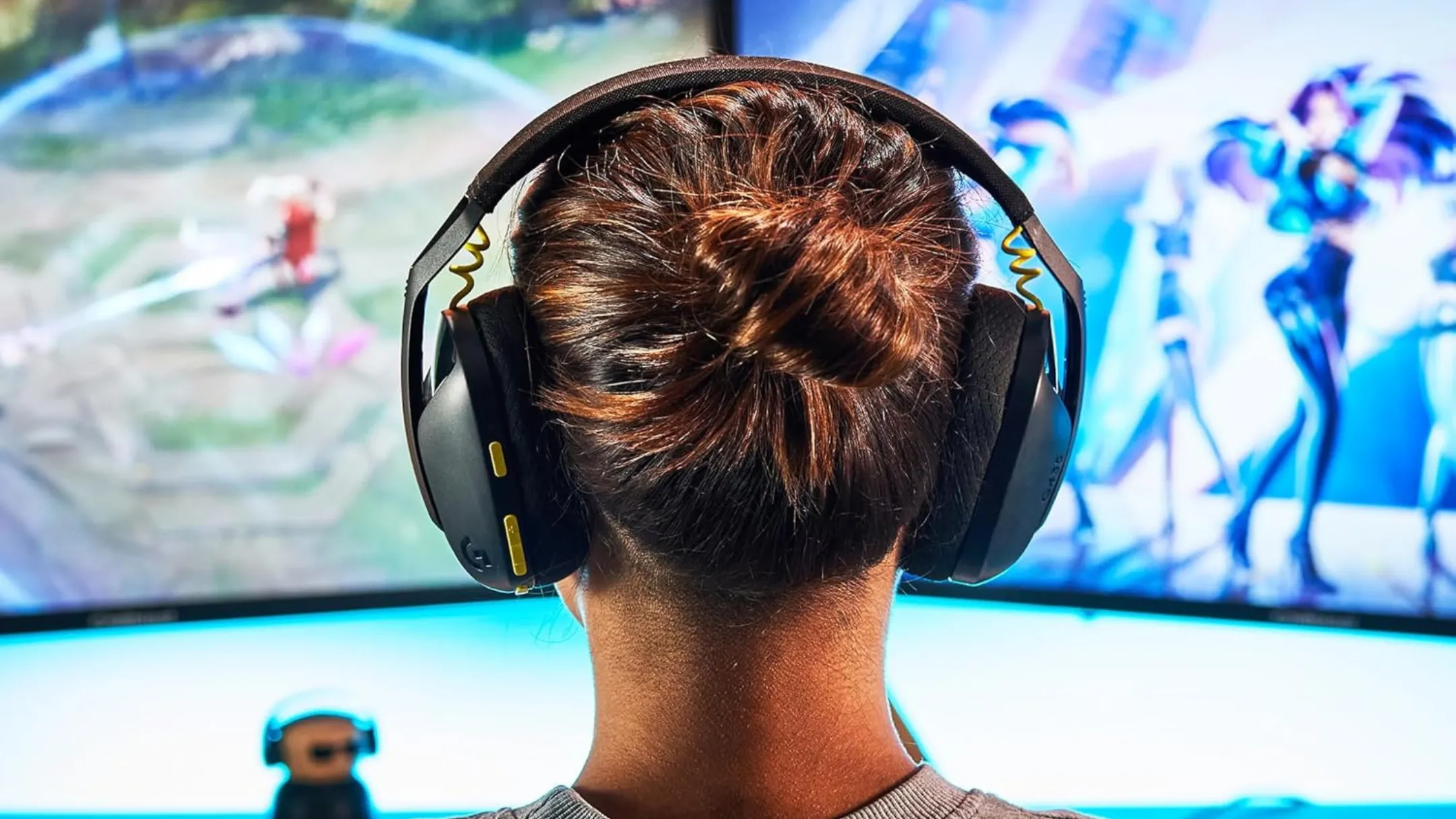 Người dùng đang đeo tai nghe gaming không dây Logitech G435 LIGHTSPEED Bluetooth, minh họa tiện ích của kết nối Bluetooth
