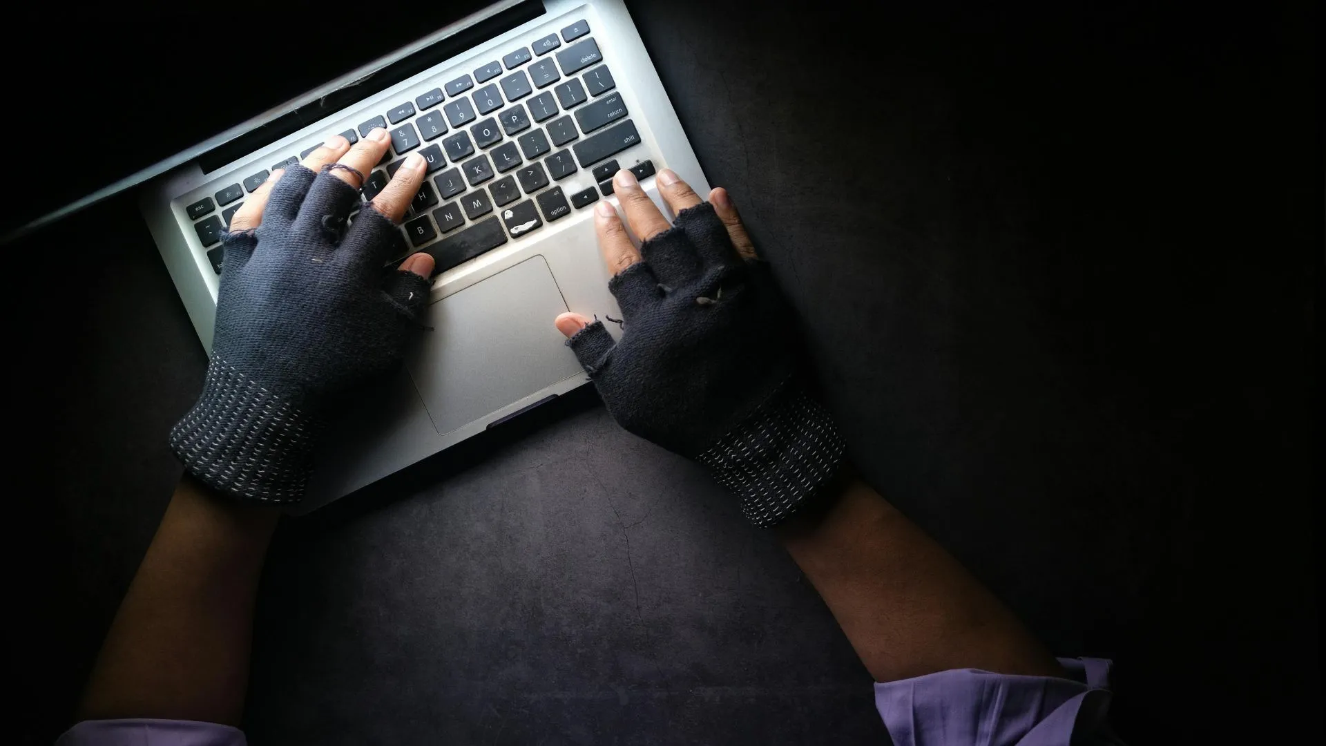 Người dùng đang gõ phím trên laptop, liên tưởng đến nguy cơ dữ liệu bị mất vĩnh viễn do virus ghi đè tấn công