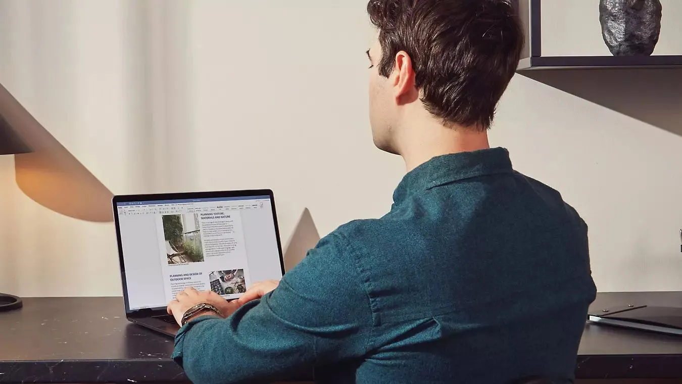 Người dùng đang làm việc với tài liệu trên Microsoft Word, minh họa sự tập trung và năng suất