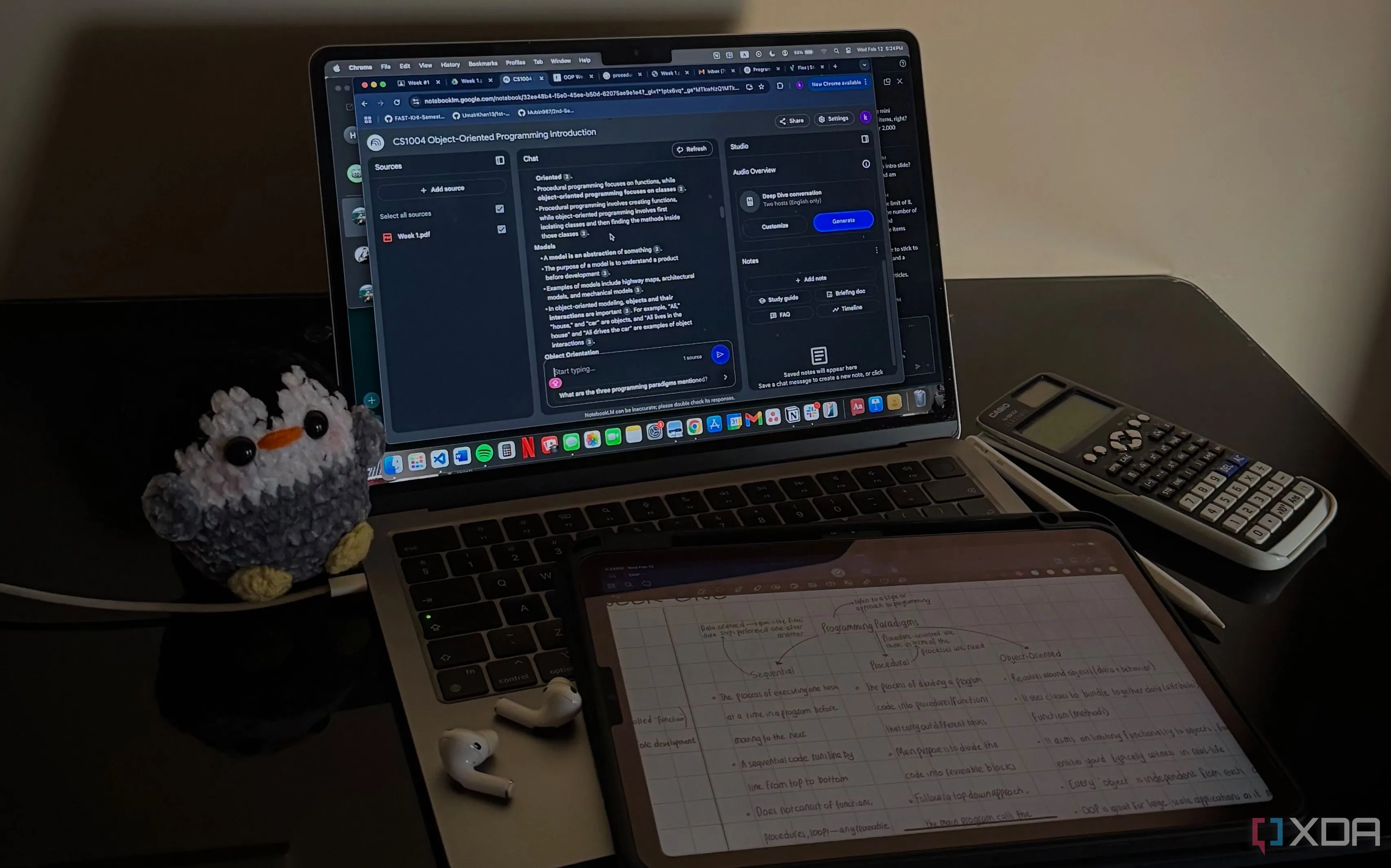 Người dùng đang sử dụng Google NotebookLM trên MacBook, minh họa cách công cụ này hỗ trợ việc học tập và nghiên cứu