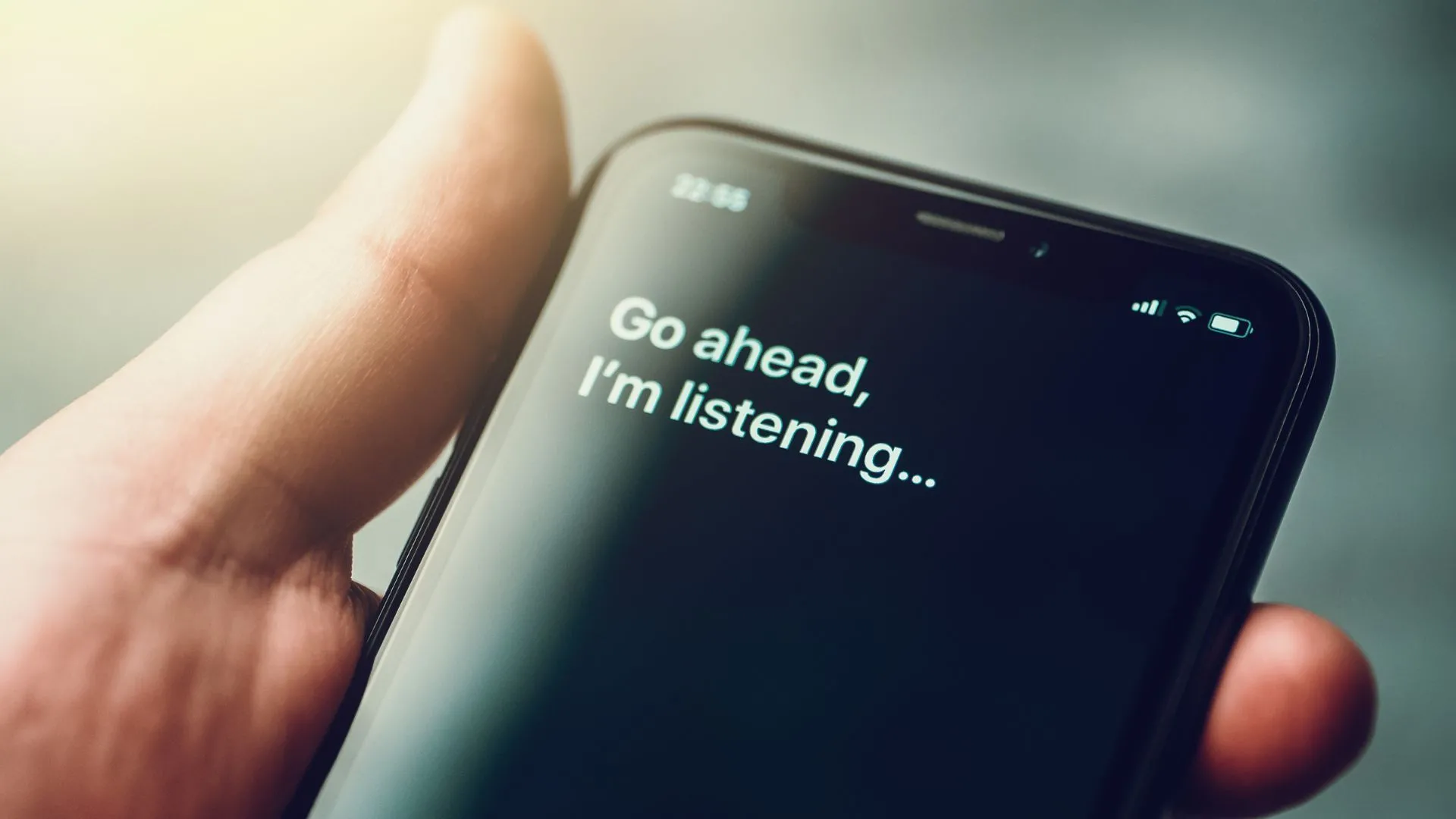 Người dùng kích hoạt trợ lý ảo Siri trên iPhone XR bằng giọng nói, cho thấy khả năng điều khiển bằng giọng nói tiên tiến của ứng dụng điều hướng smartphone.