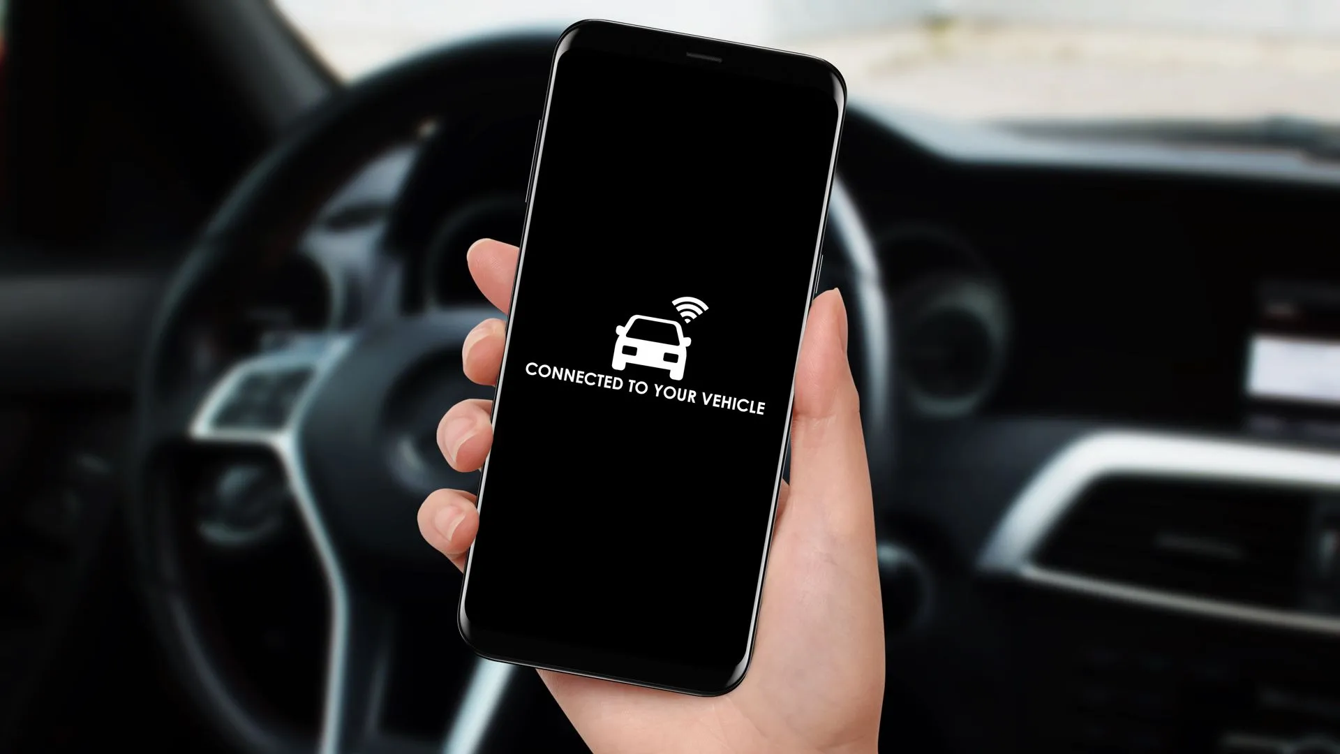Người phụ nữ kết nối điện thoại thông minh với hệ thống giải trí ô tô qua WiFi, thể hiện khả năng kết nối không dây tiện lợi trên xe hơi hiện đại
