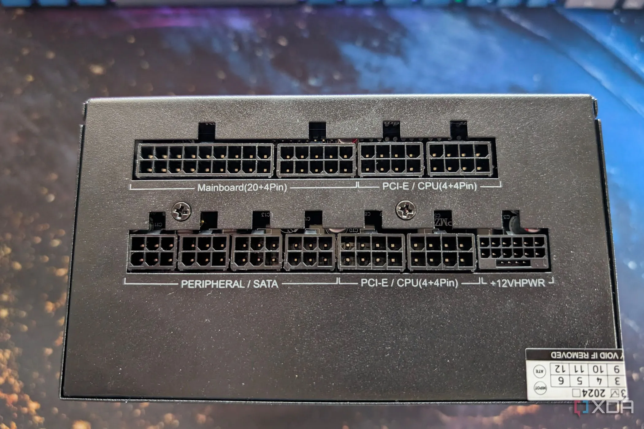 Nguồn máy tính (PSU) non-modular với các kết nối cơ bản, vẫn đảm bảo cấp nguồn ổn định