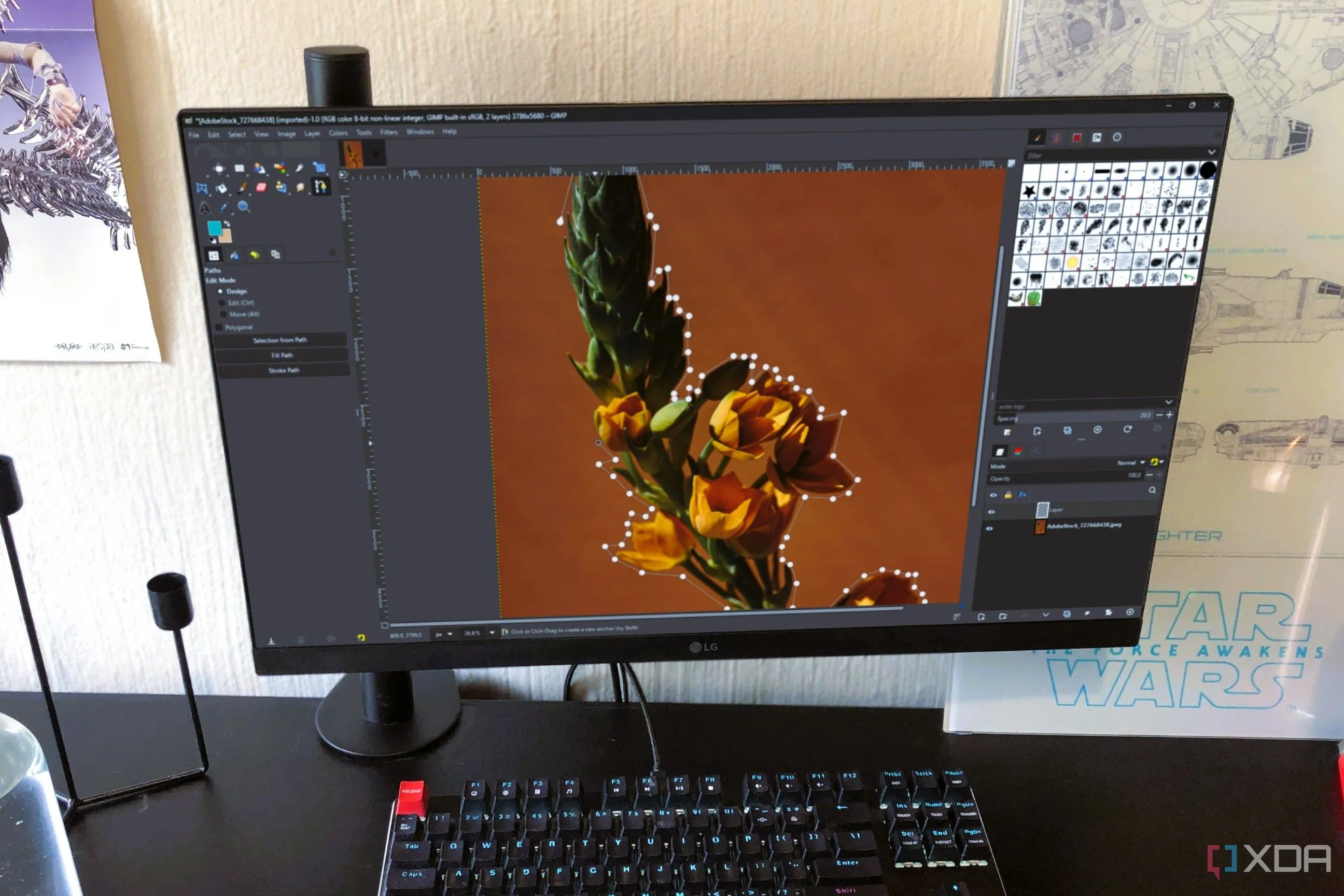 Nhiều cửa sổ chỉnh sửa ảnh của GIMP trên màn hình máy tính để bàn, minh họa tính năng mạnh mẽ của phần mềm mã nguồn mở