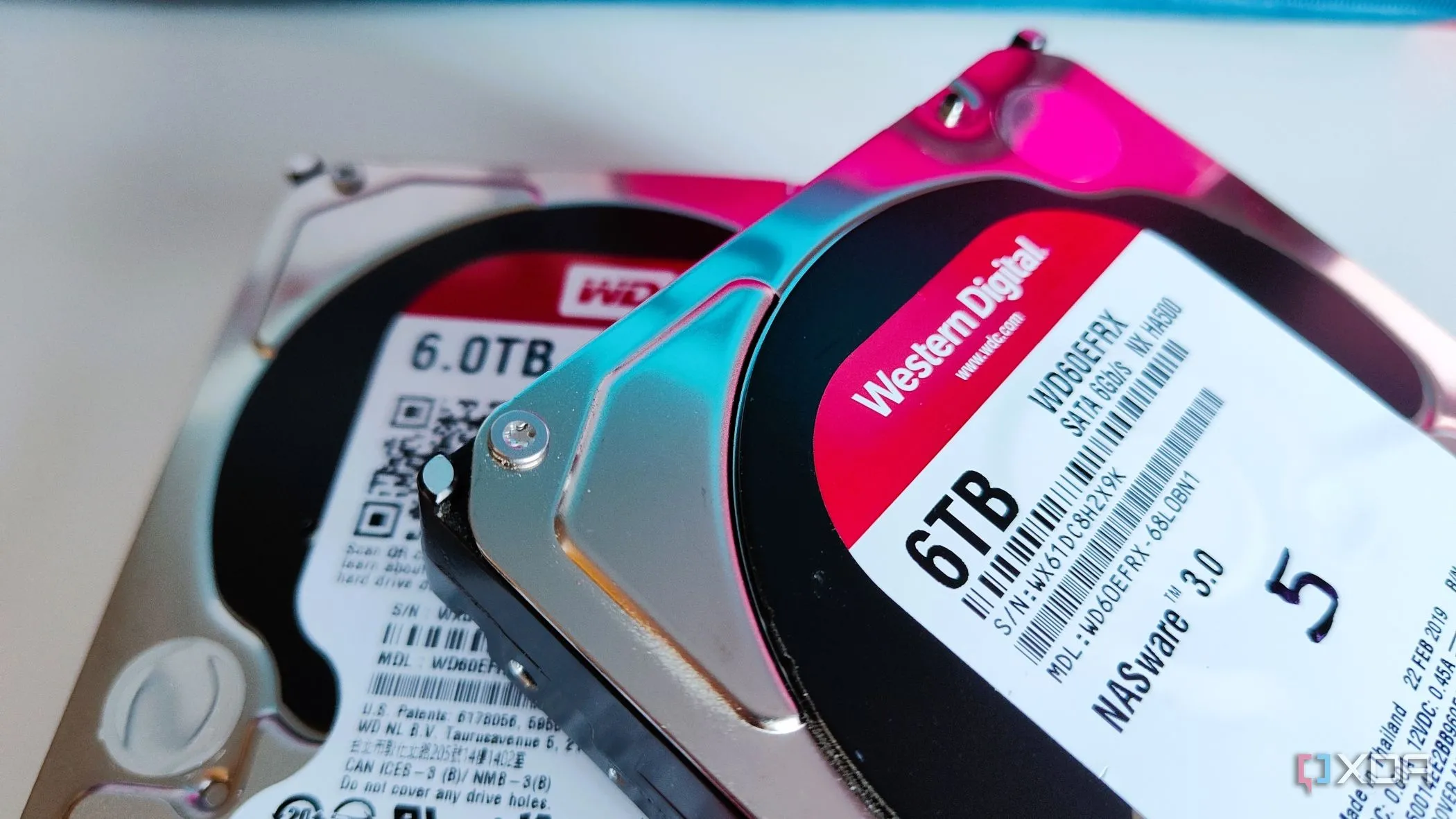 Nhiều ổ cứng HDD được xếp chồng lên nhau, biểu tượng cho dung lượng lưu trữ khổng lồ và nhu cầu sao lưu dữ liệu ngày càng tăng
