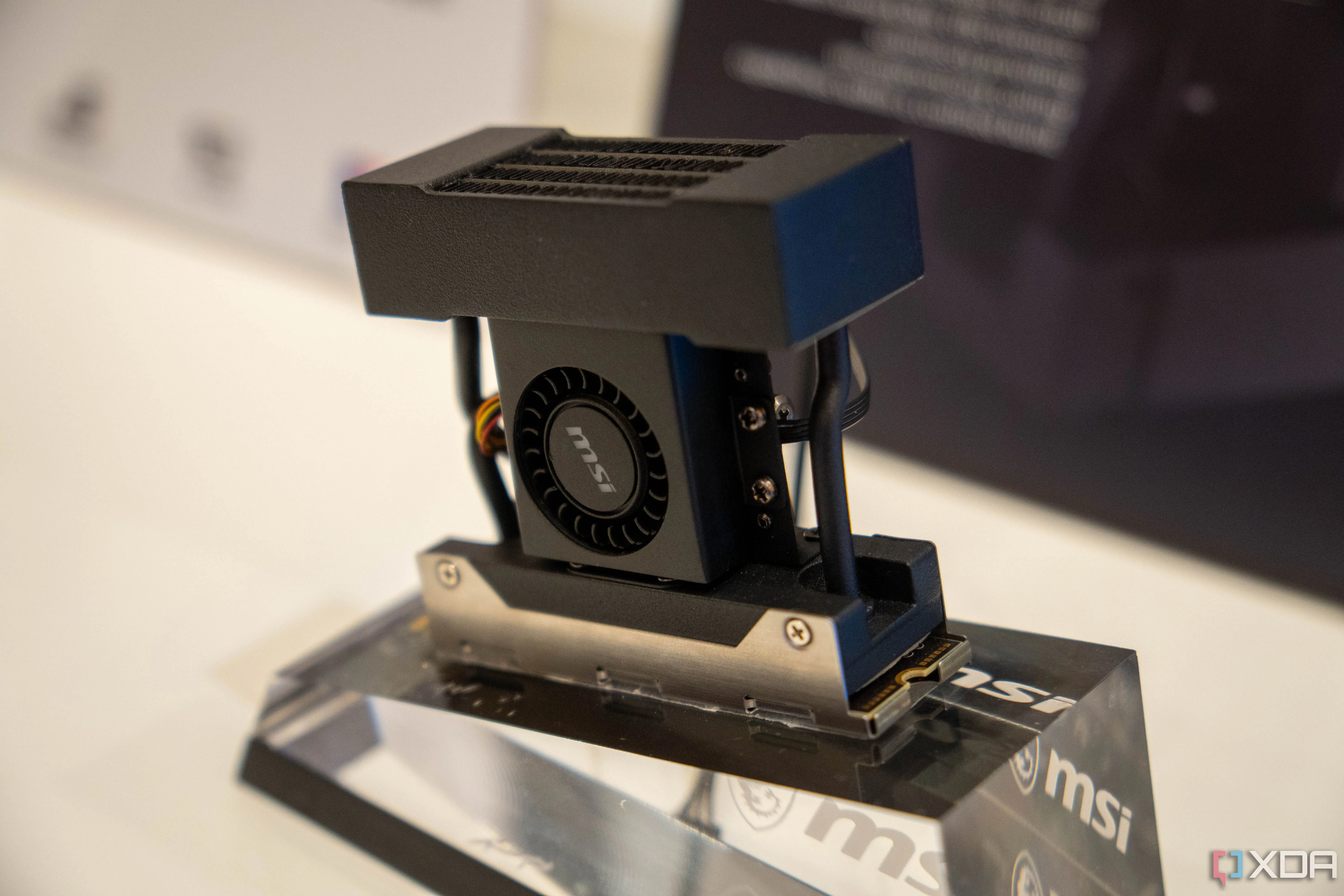 Nhiều ổ cứng SSD MSI với các giải pháp tản nhiệt khác nhau, minh họa kích thước tản nhiệt Gen5