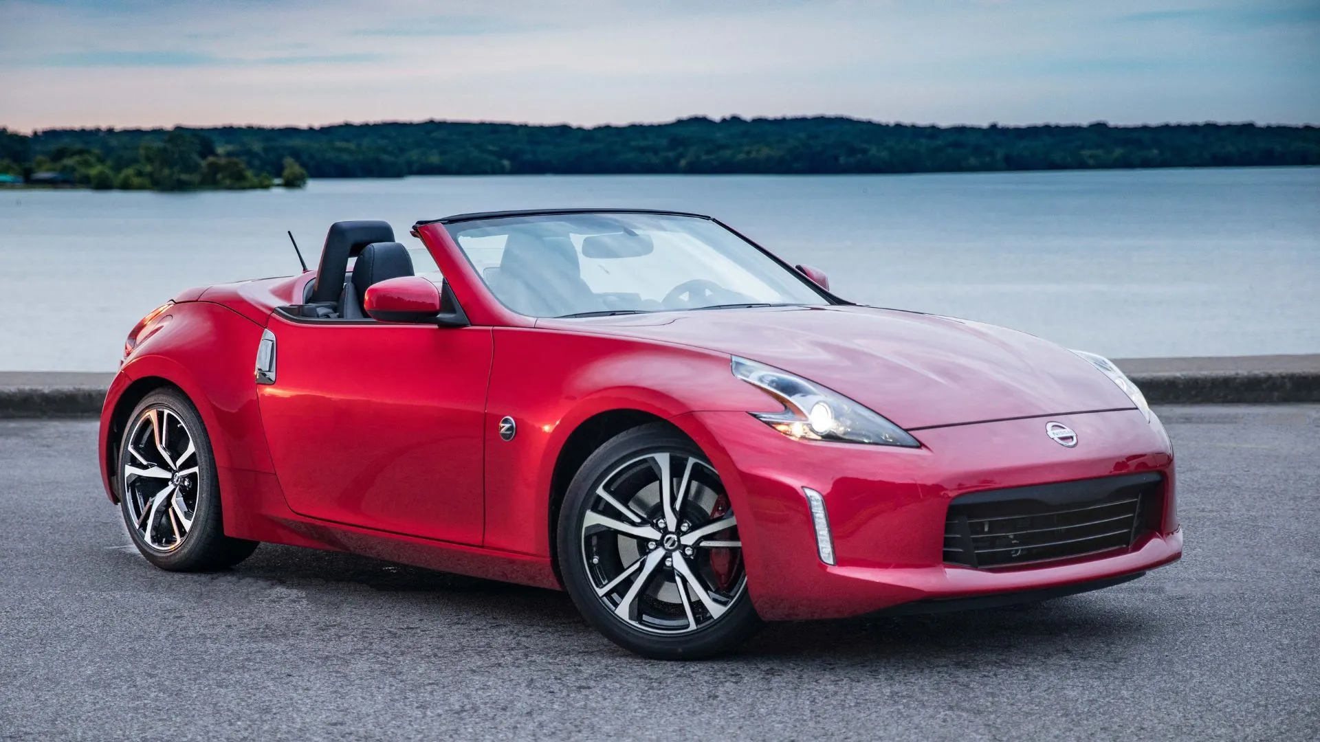 Nissan 370Z Touring Sport Roadster 2018 màu đỏ mui trần, mang đến trải nghiệm lái xe thể thao V6 mạnh mẽ