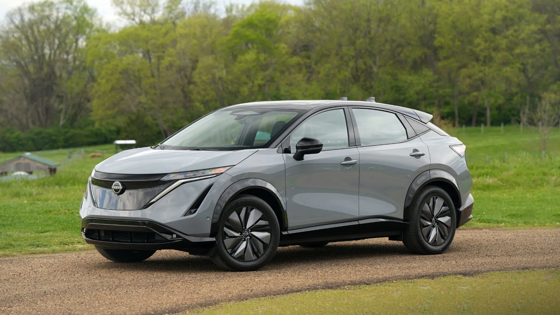 Nissan Ariya 2025 màu xám đỗ trên đường sỏi