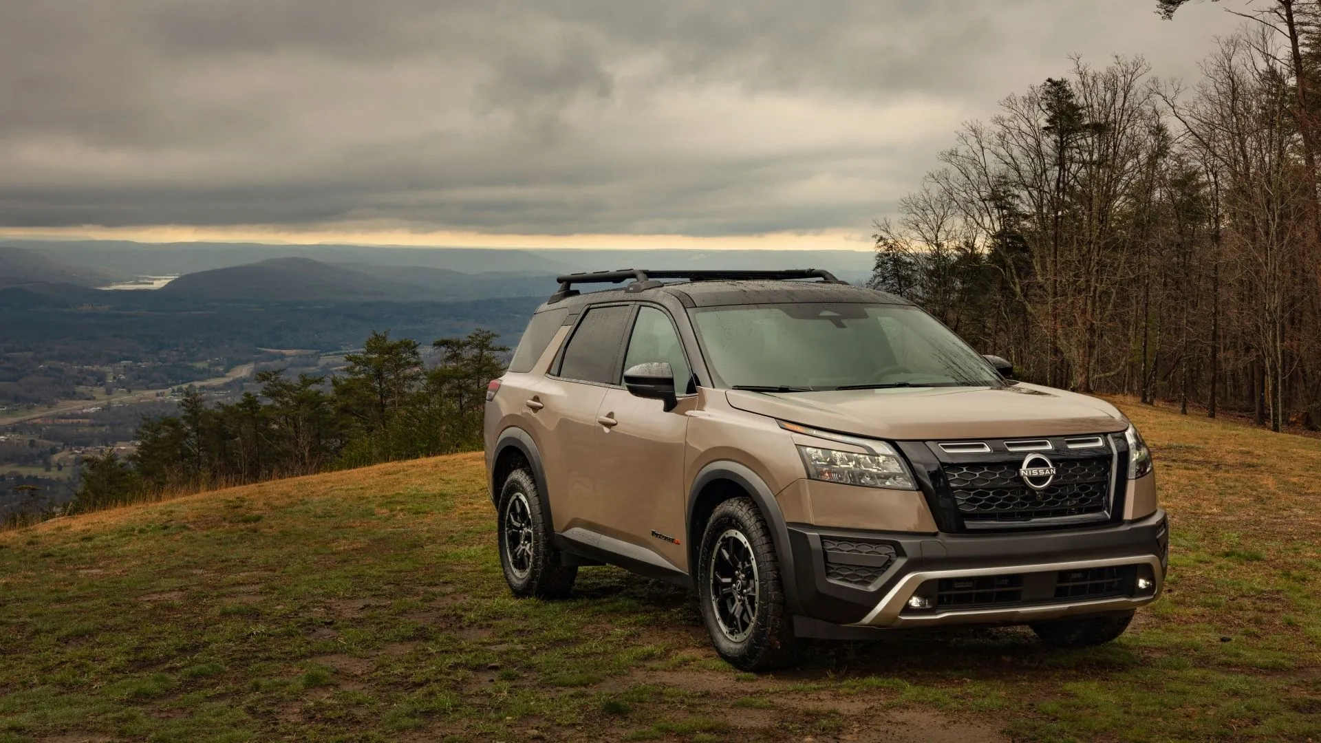 Nissan Pathfinder Rock Creek Edition 2025 màu cam địa hình, thể hiện sự mạnh mẽ và phiêu lưu