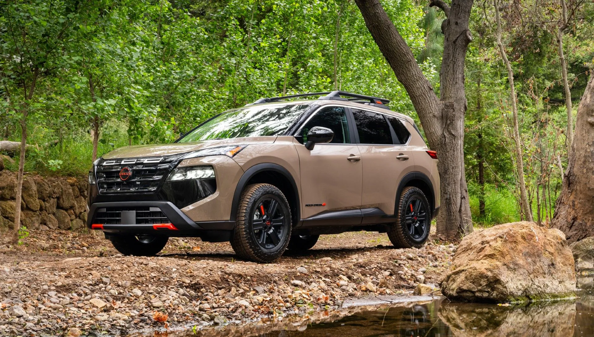 Nissan Rogue 2024 màu xanh lam đỗ trong rừng cây