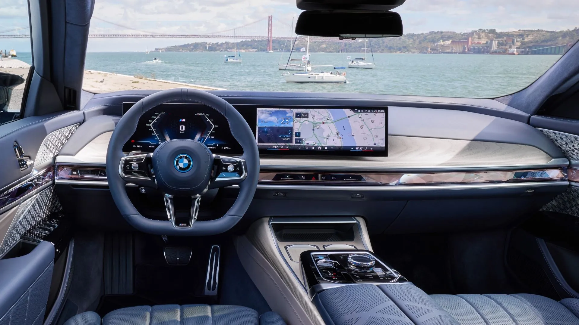 Nội thất BMW i7 2025 với màn hình cong và bảng điều khiển kỹ thuật số hiện đại