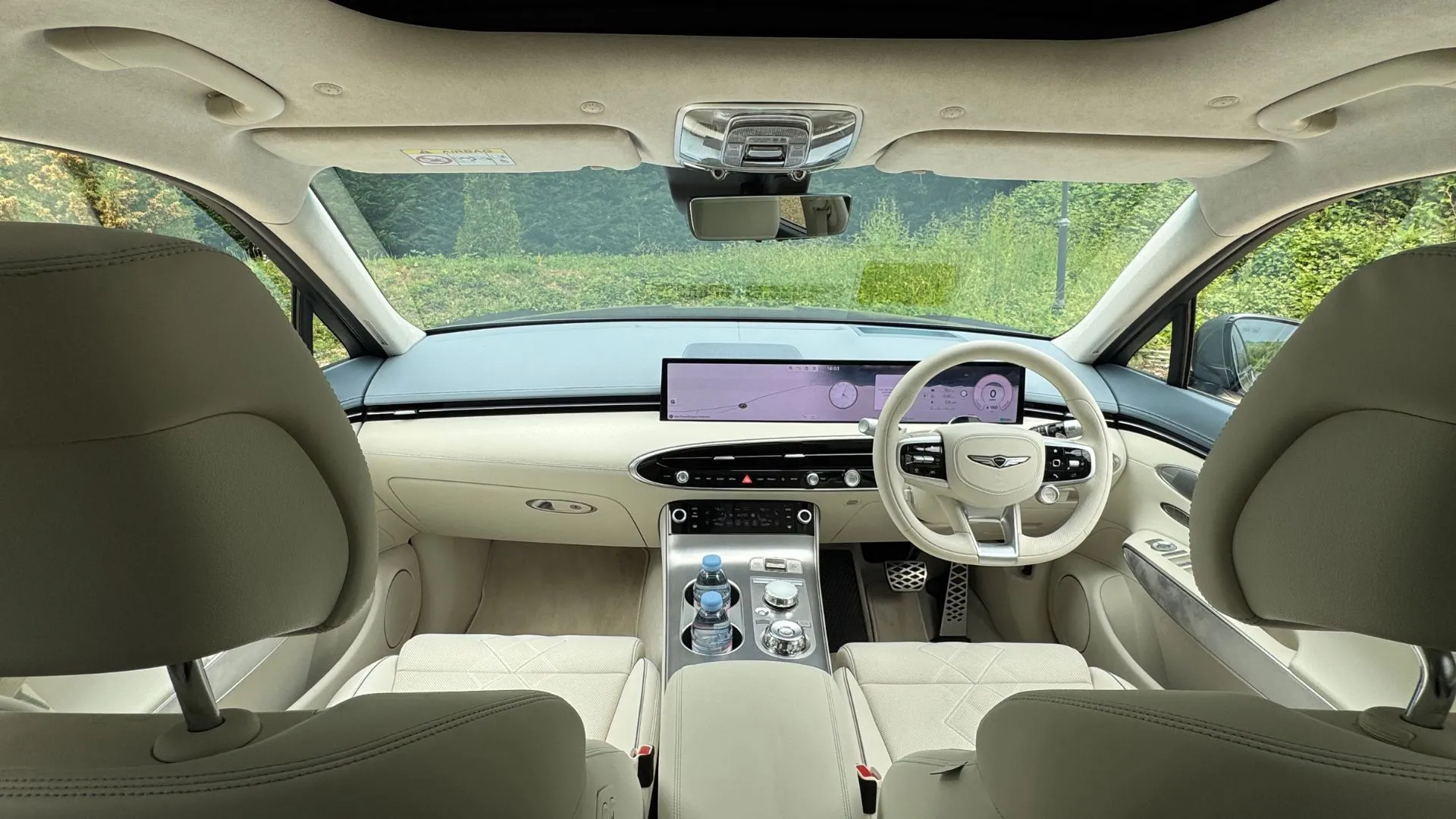 Nội thất cabin của Genesis Electrified GV70 2026 với ghế da màu kem
