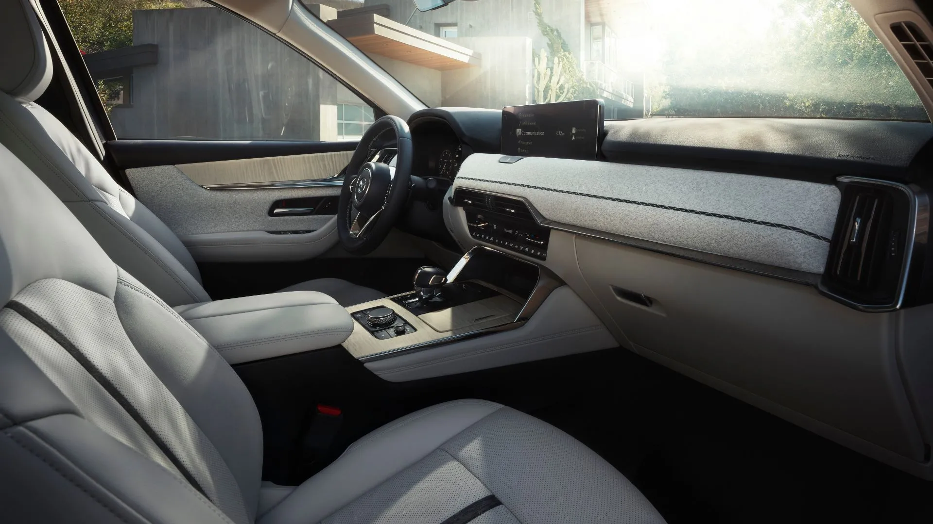 Nội thất cabin của Mazda CX-90 2025 với ghế bọc da và các chi tiết gỗ thật.
