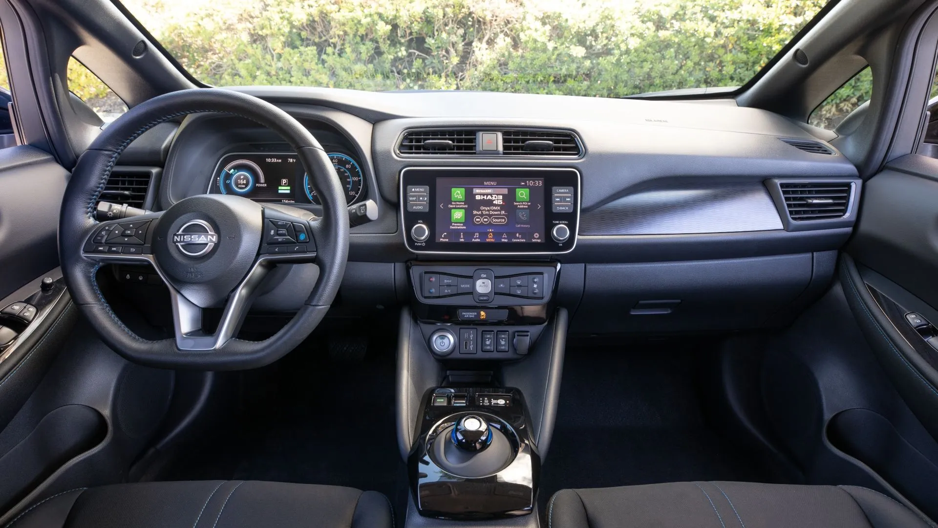 Nội thất cabin Nissan Leaf 2024 với thiết kế tiện dụng, không gian rộng rãi