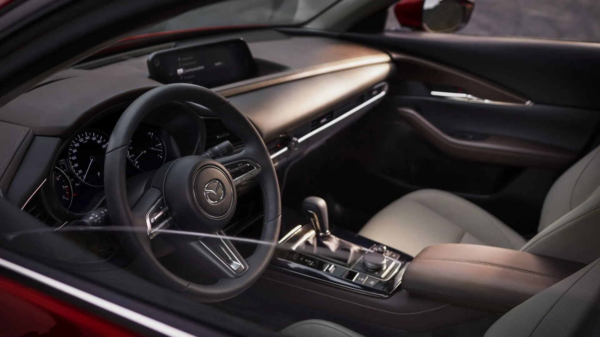 Nội thất cabin xe Mazda CX-30 2020 với màn hình thông tin giải trí lớn và các nút điều khiển được bố trí tinh tế, sang trọng.