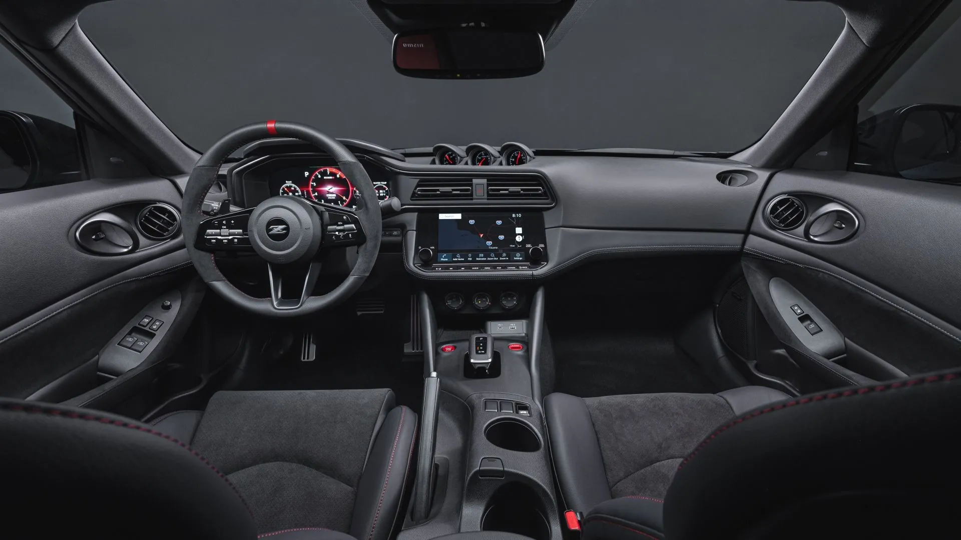 Nội thất hiện đại của Nissan Z 2025 với màn hình kỹ thuật số và các chi tiết cao cấp, kết hợp phong cách cổ điển và công nghệ.