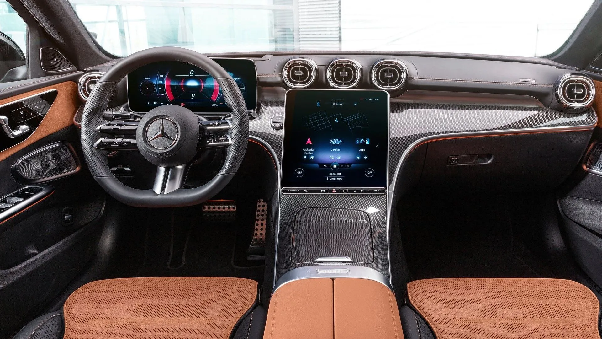 Nội thất hiện đại và sang trọng của Mercedes-Benz C-Class 2022 với màn hình thông tin giải trí lớn và vật liệu cao cấp