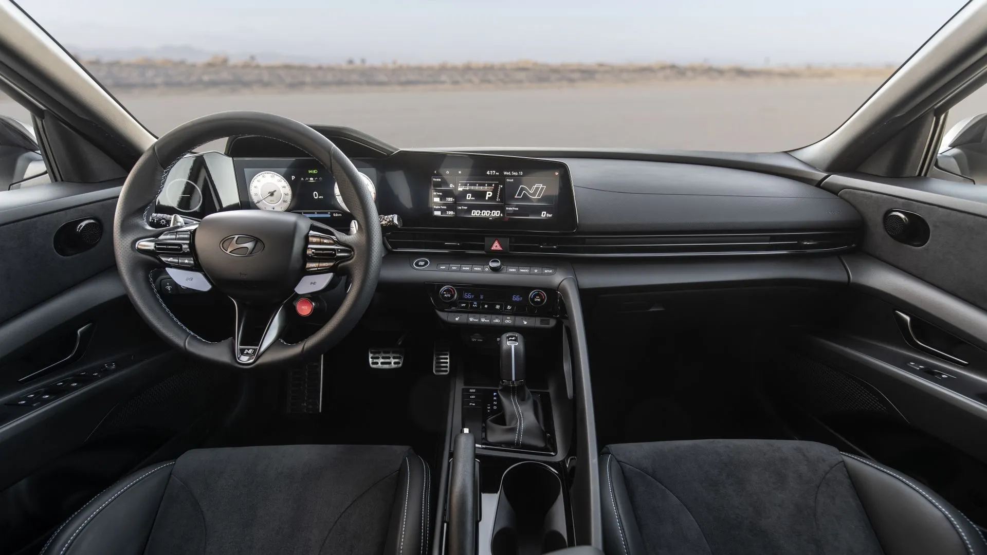Nội thất Hyundai Elantra N 2025 với màn hình đôi và vô lăng thể thao