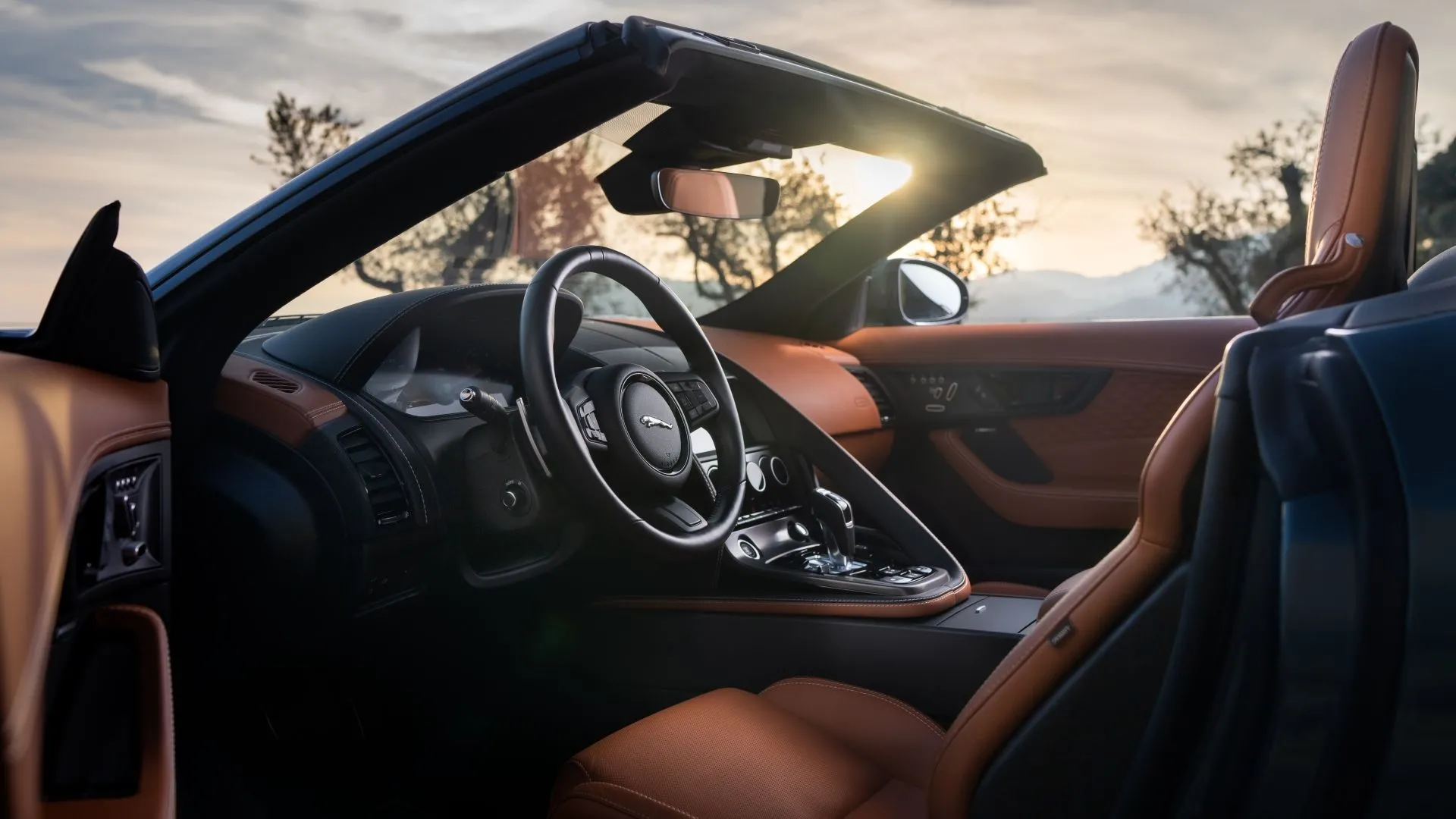 Nội thất Jaguar F-Type 2024 với màn hình giải trí trung tâm 10 inch và màn hình đồng hồ kỹ thuật số 12.3 inch