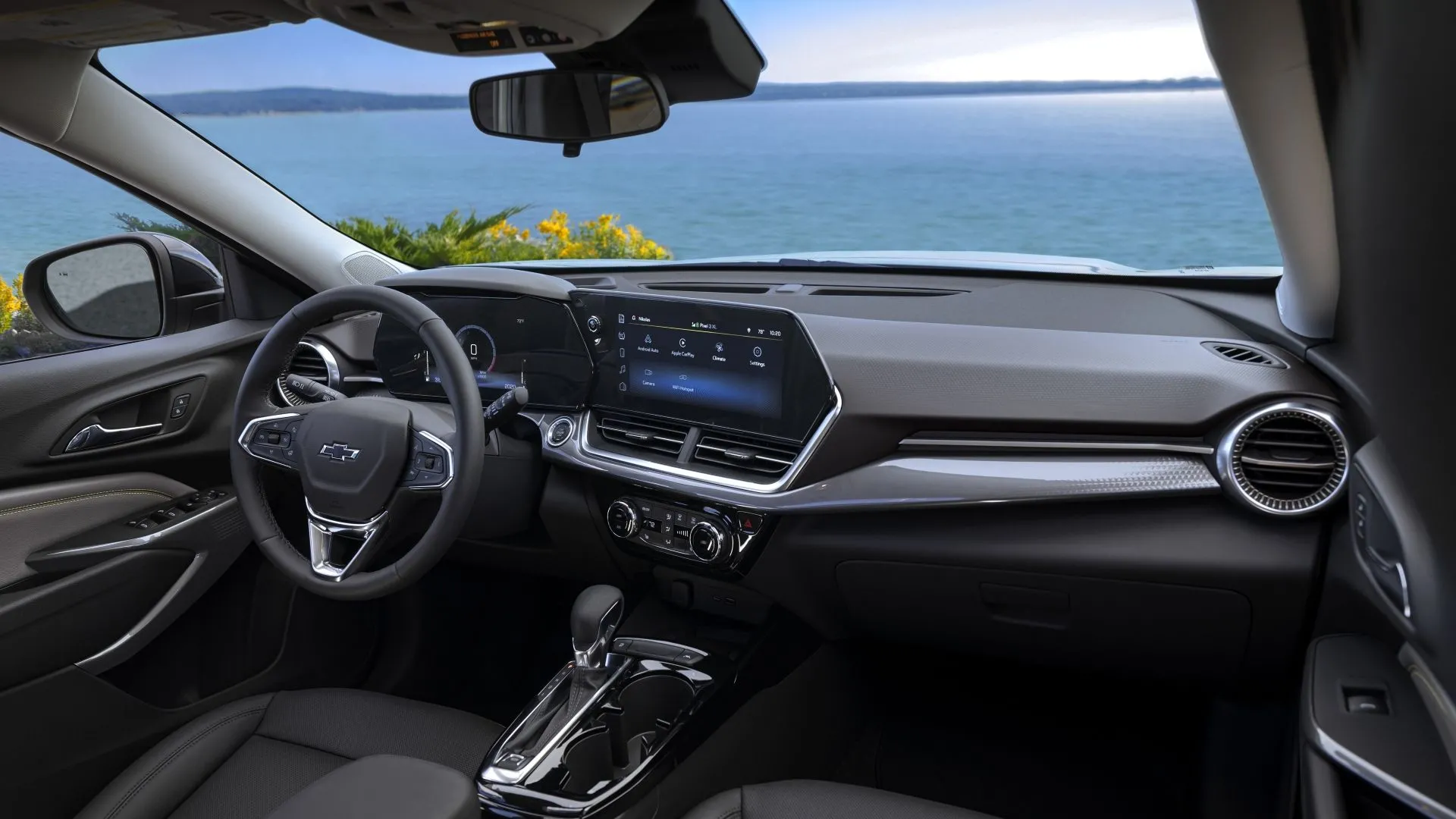 Nội thất khoang lái Chevrolet Trax 2025 với màn hình giải trí lớn và cụm đồng hồ kỹ thuật số, thể hiện sự tiện nghi và hiện đại.