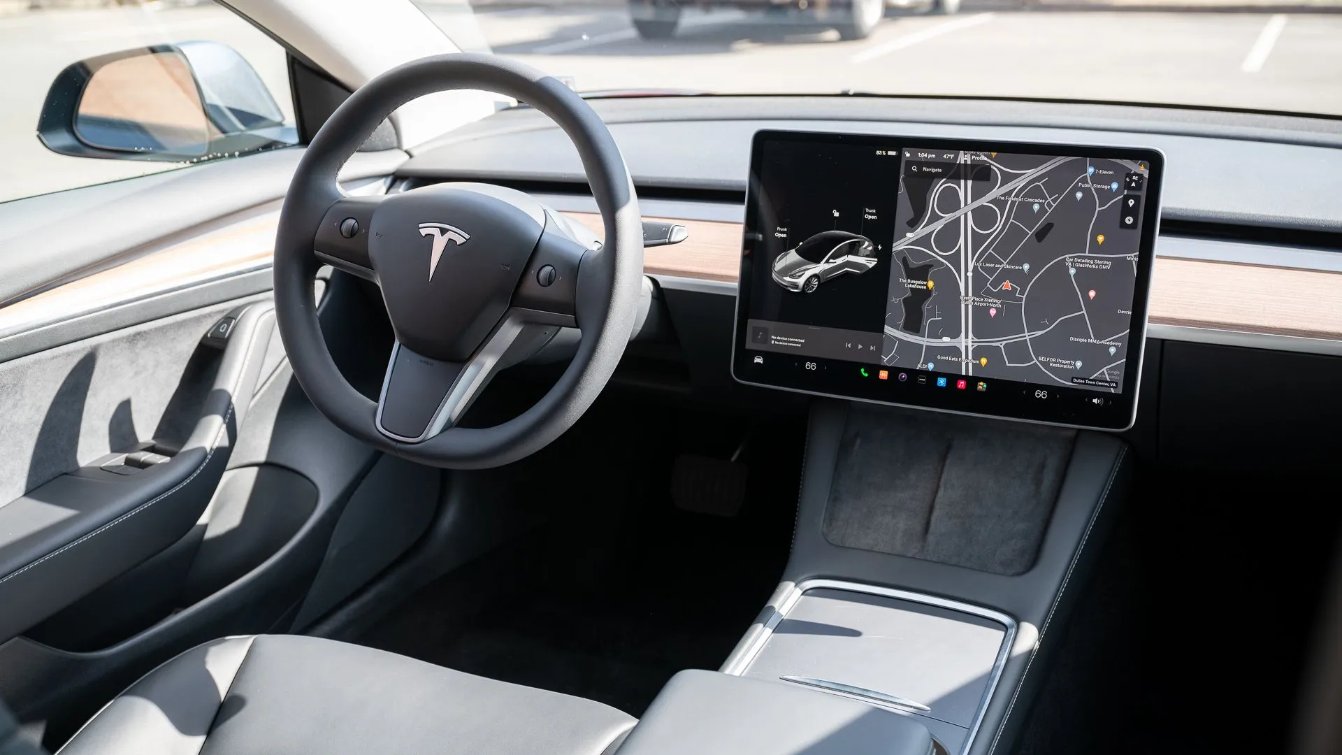 Nội thất khoang lái hiện đại của Tesla Model 3 với màn hình trung tâm, sạc không dây và vô lăng