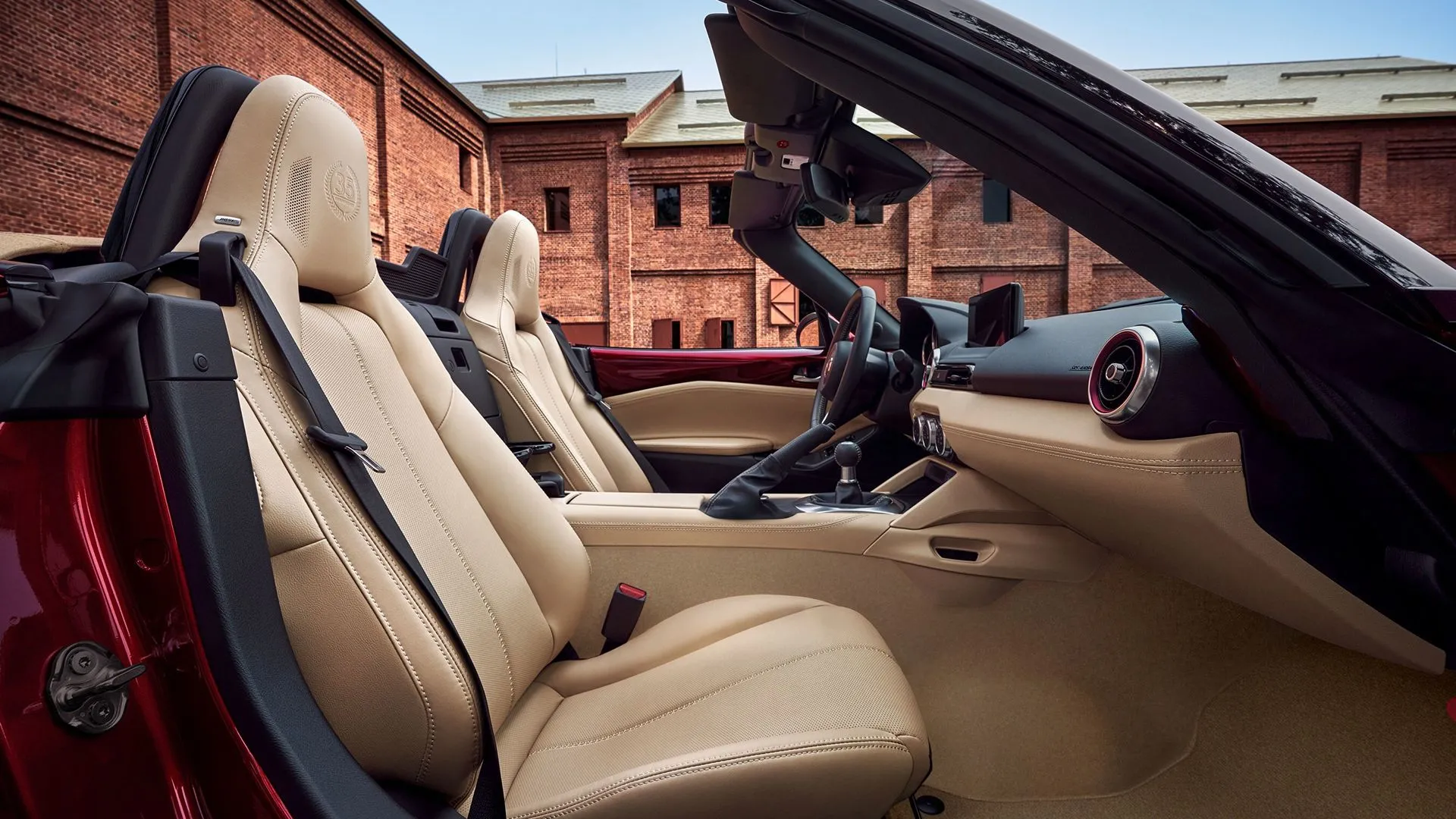 Nội thất Mazda MX-5 bản kỷ niệm 35 năm với ghế da màu kem