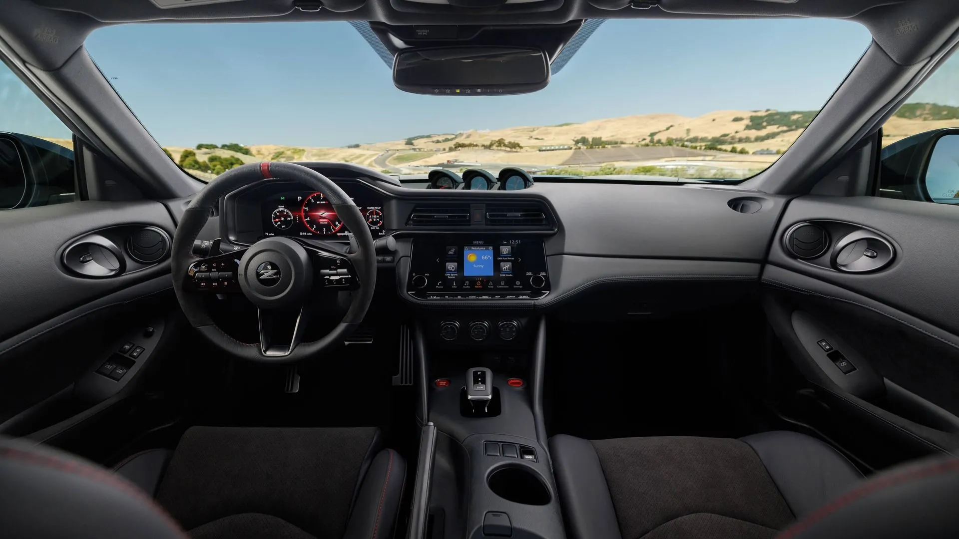 Nội thất Nissan Z Nismo 2025 với ghế Recaro và vô lăng bọc Alcantara
