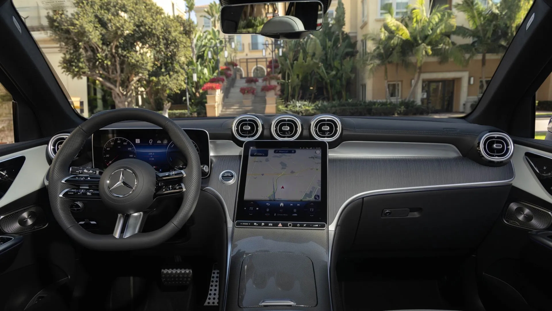 Nội thất sang trọng và màn hình giải trí hiện đại của Mercedes-Benz GLC 350e 2025, minh họa tiện nghi cao cấp.