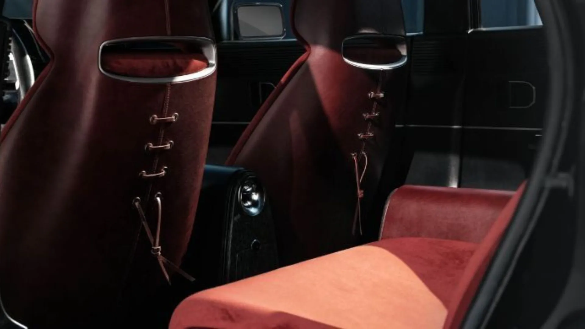 Nội thất sang trọng với sự kết hợp nhung Burgundy và da Nappa cao cấp trên Hyundai Grandeur Heritage Series.
