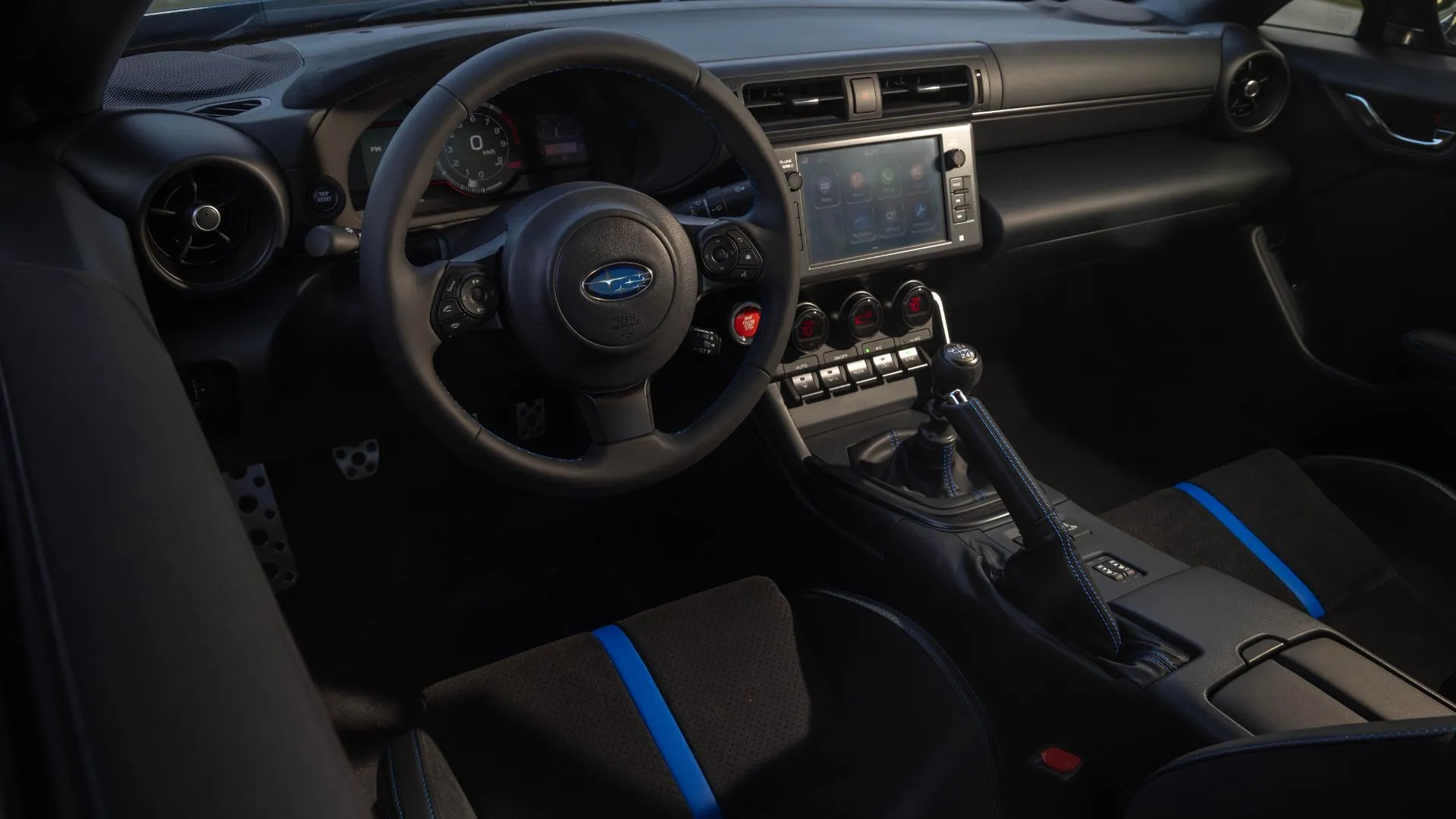 Nội thất Subaru BRZ tS 2025 tập trung vào người lái, với vô lăng thể thao và màn hình cảm ứng